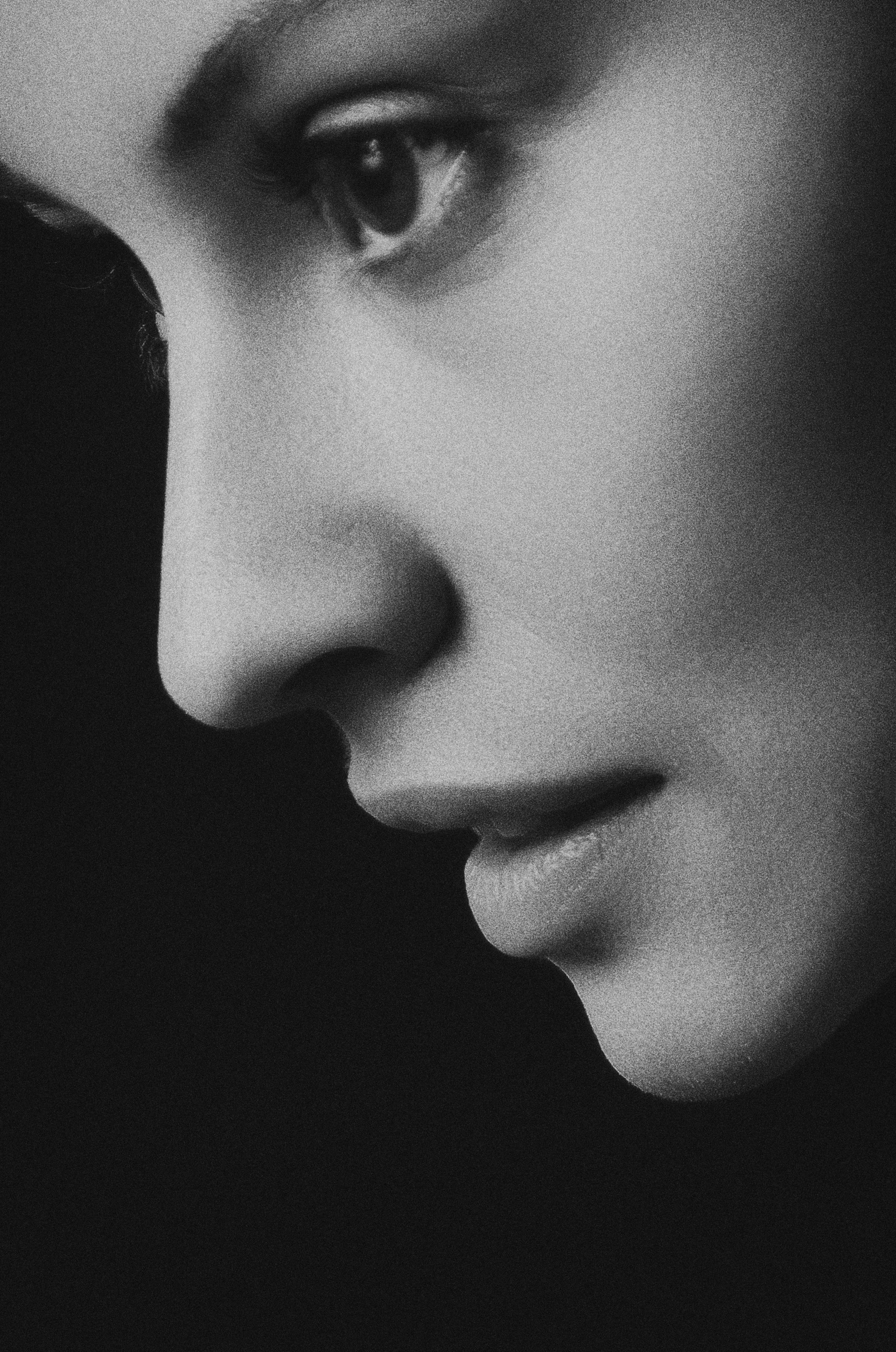 A woman with a thoughtful stare | Source: Unsplash