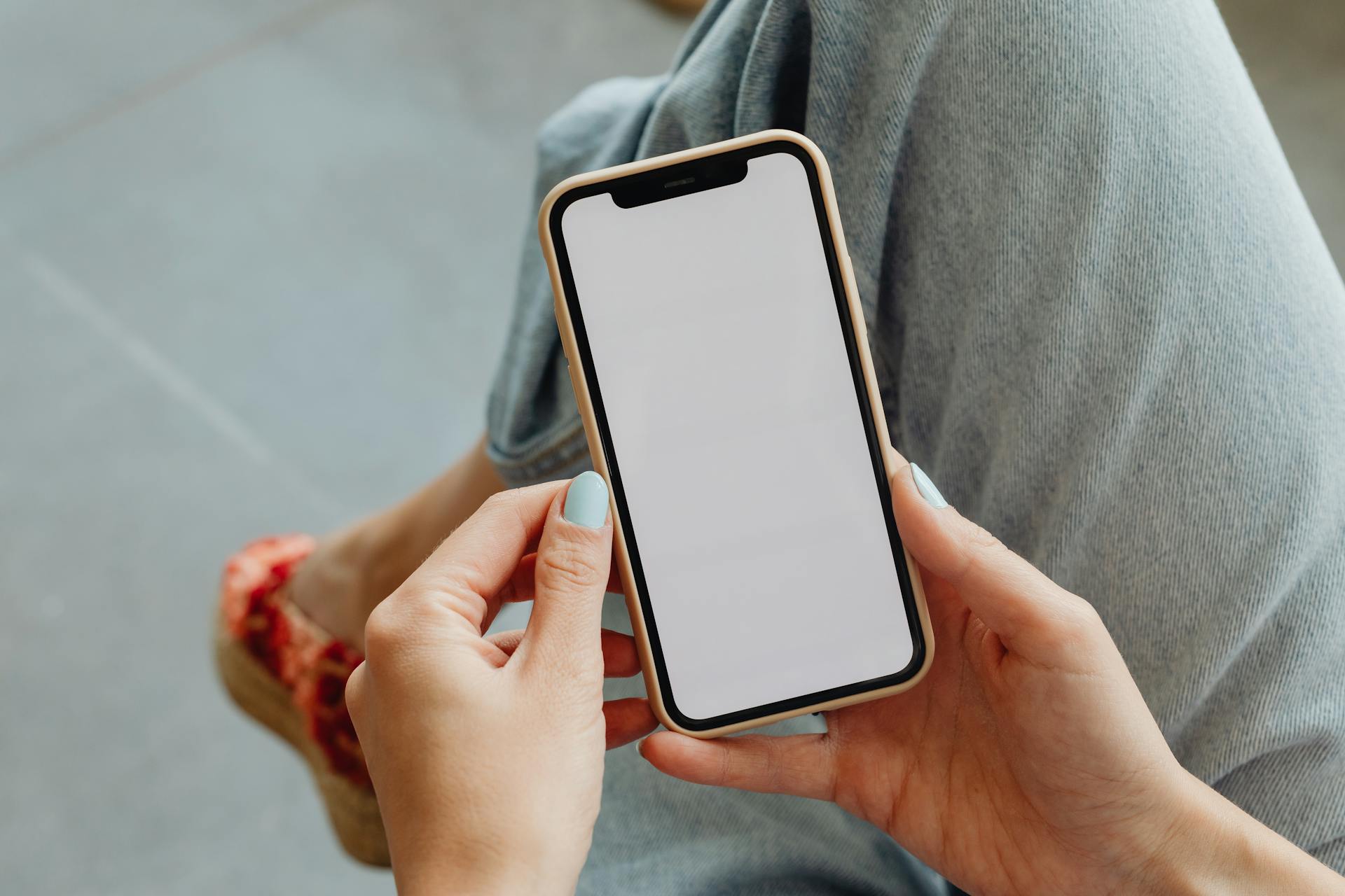 Close-up shot of a woman holding her phone | Source: Pexels