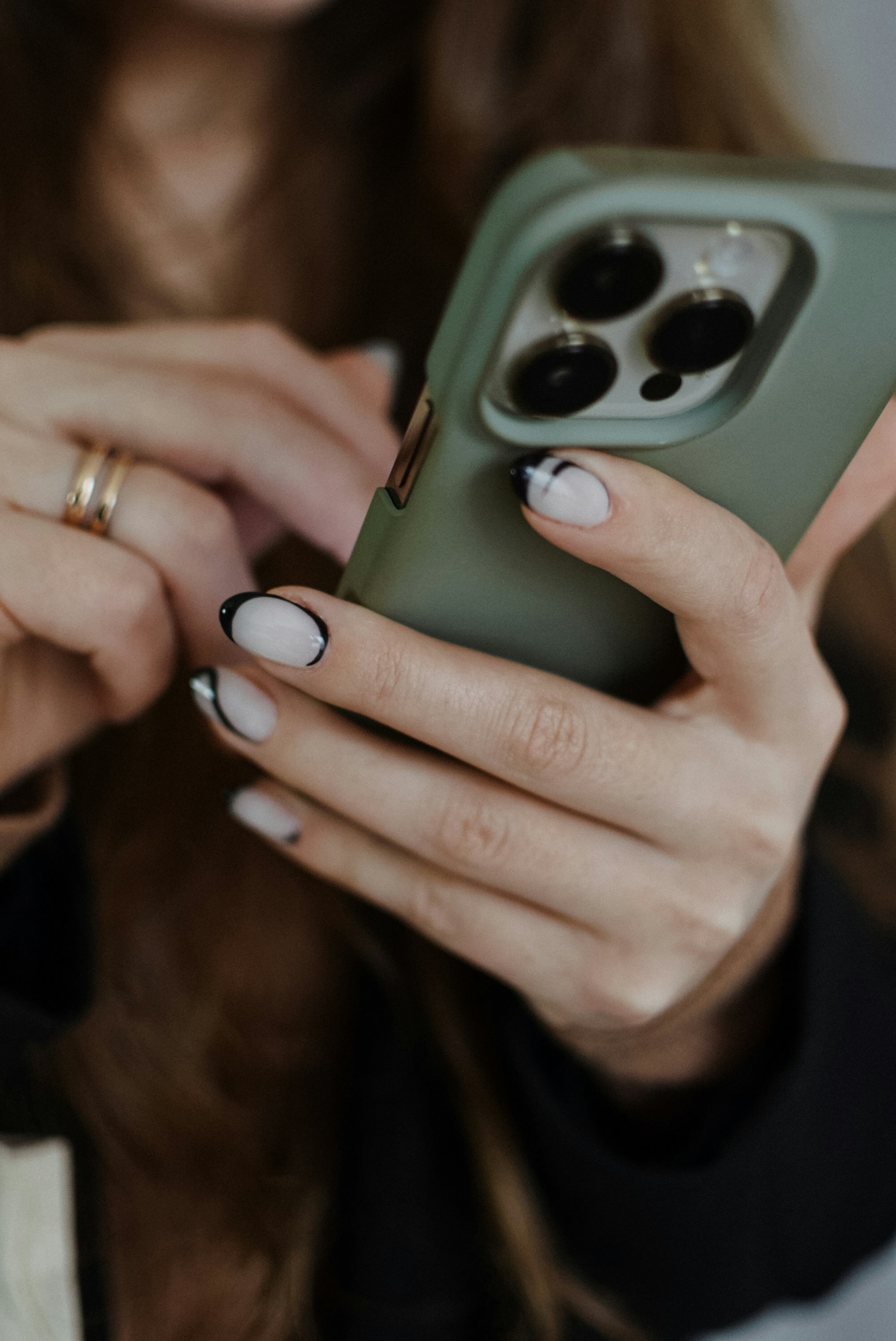 Close-up shot of a woman using her phone | Source: Unsplash