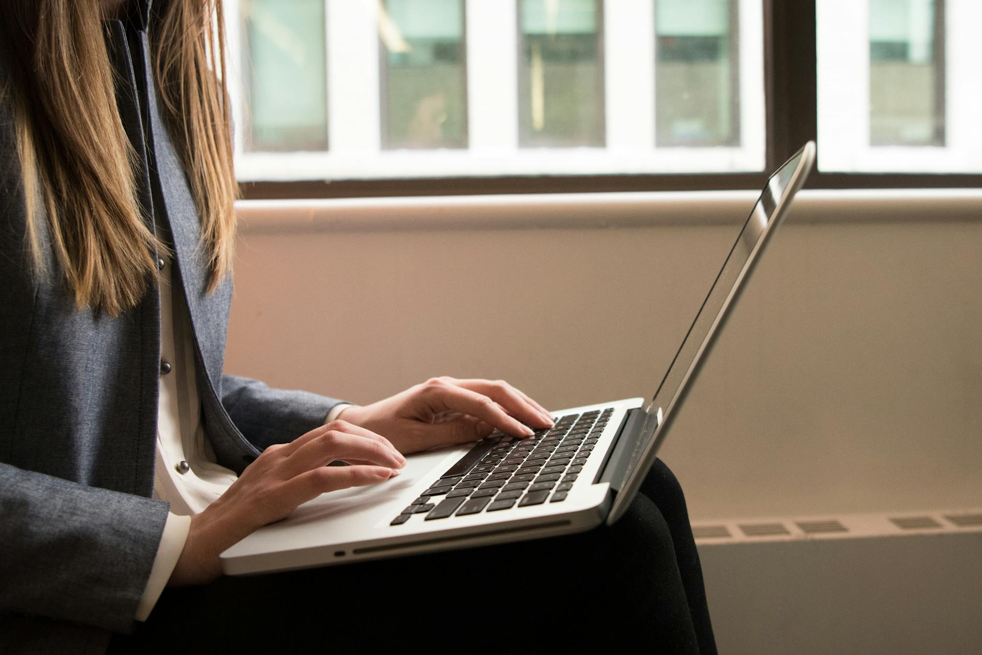 A woman working on her laptop | Source: Pexels