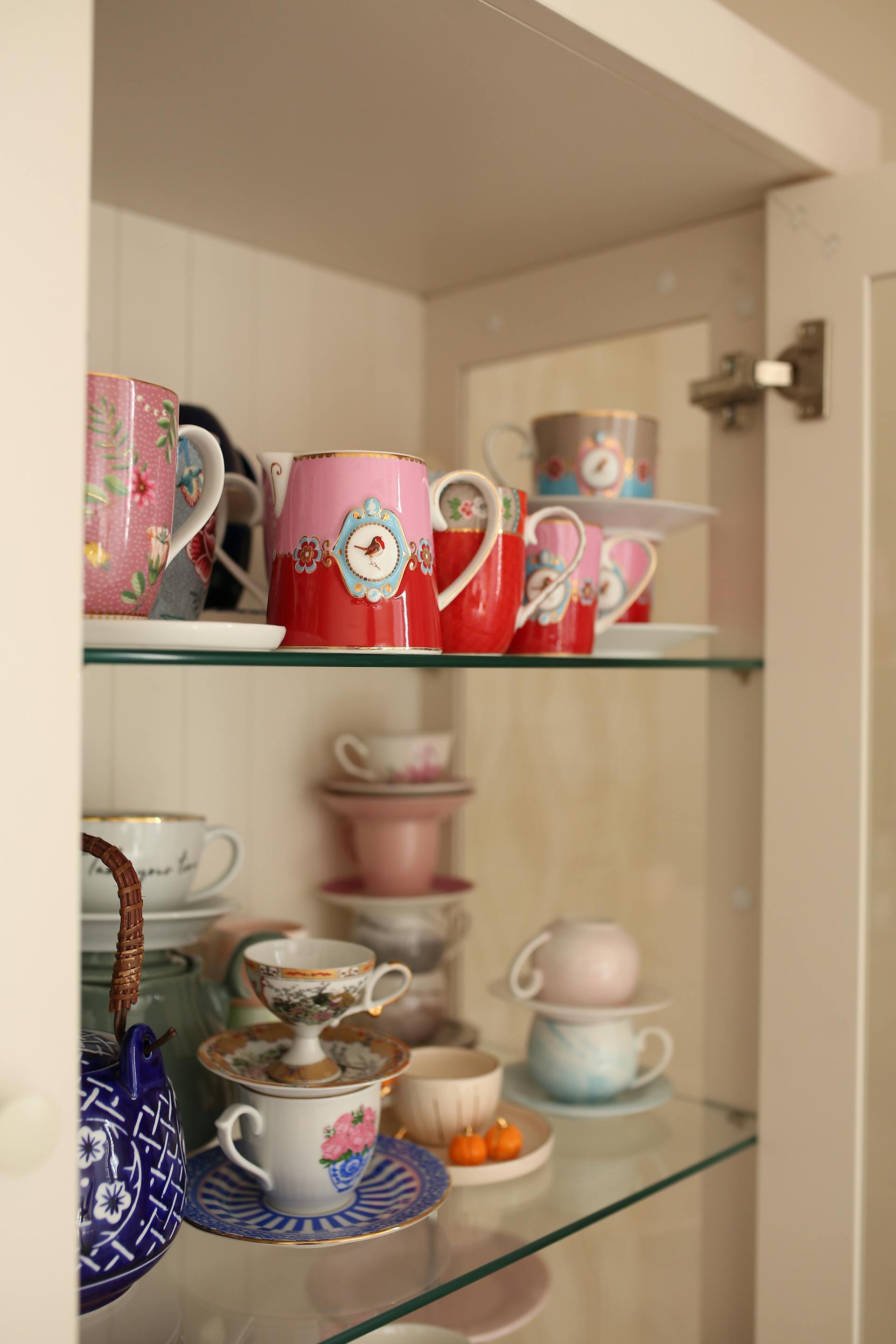 Tableware in a cabinet | Source: Pexels