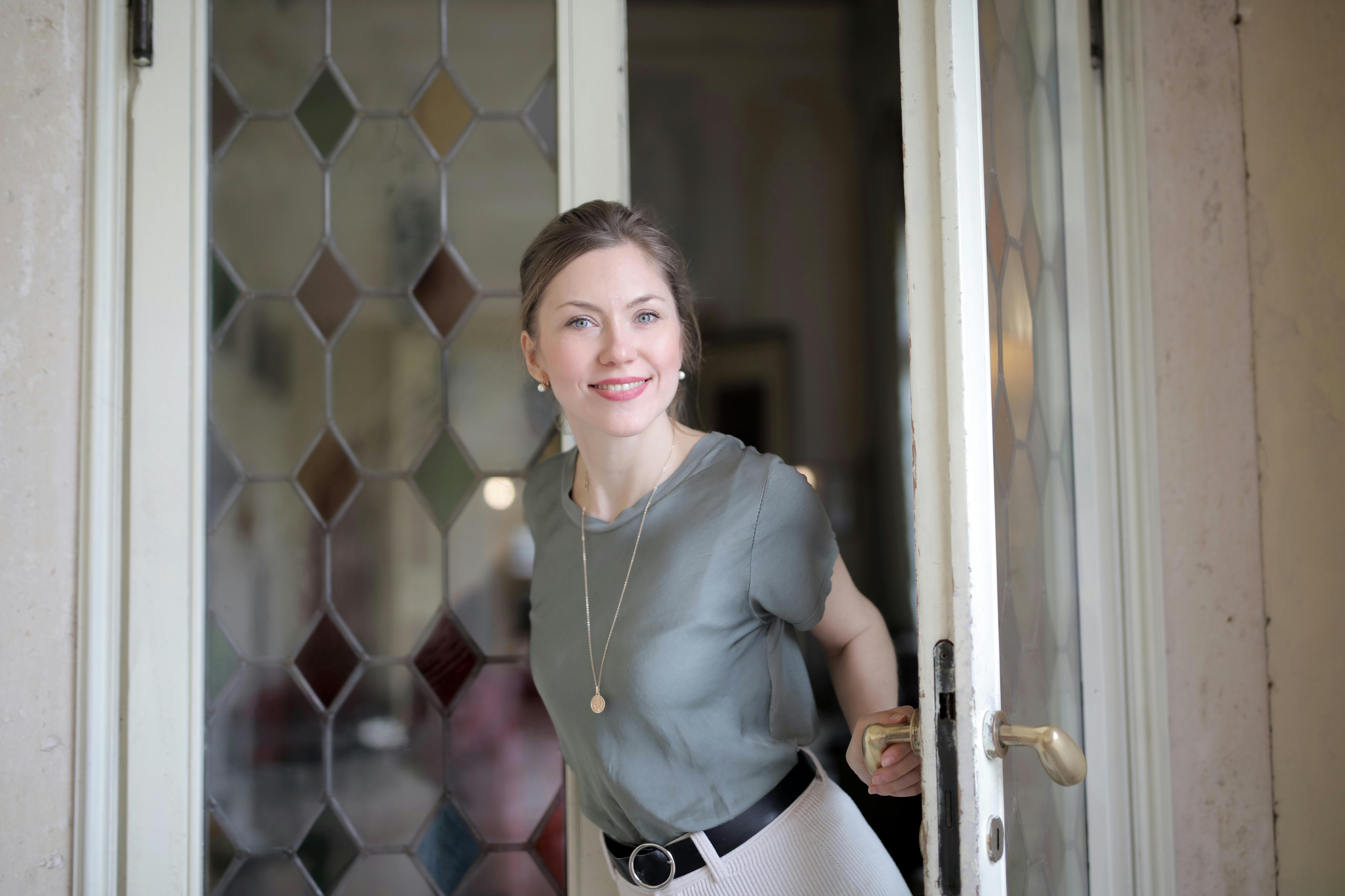 Woman opening a door | Source: Pexels