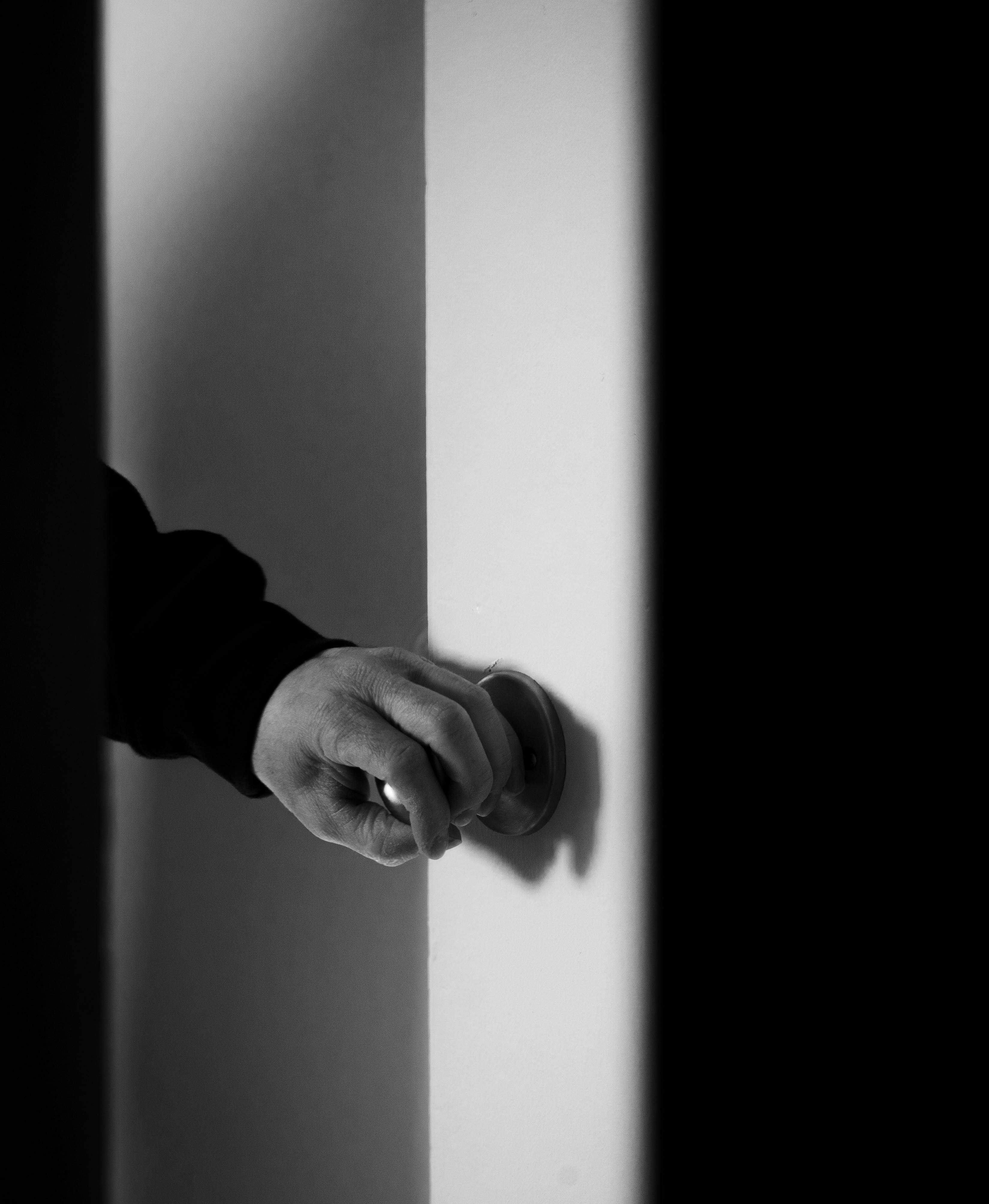 A hand opening a door | Source: Pexels