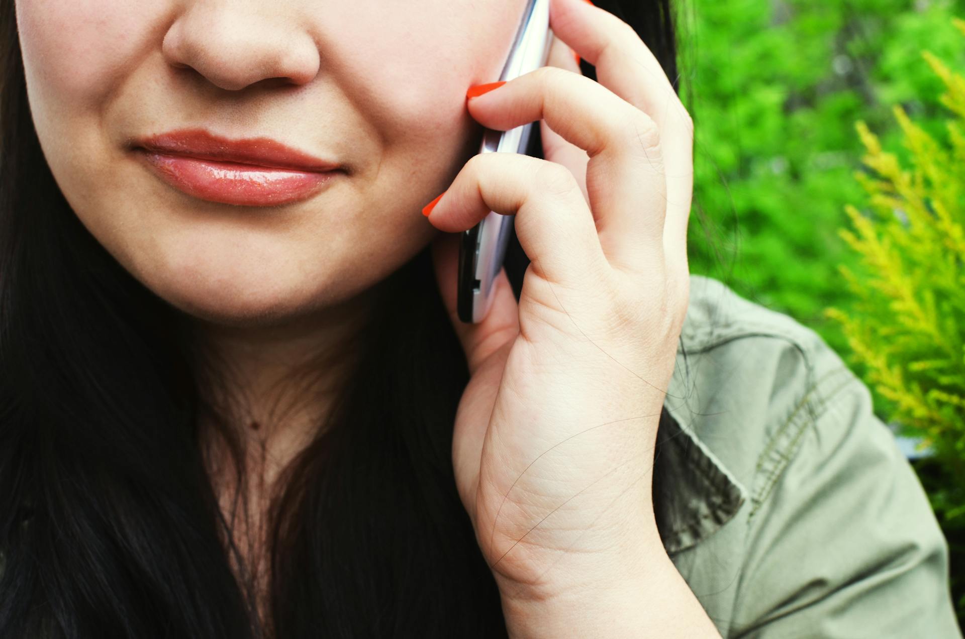 A woman making a phone call | Source: Pexels
