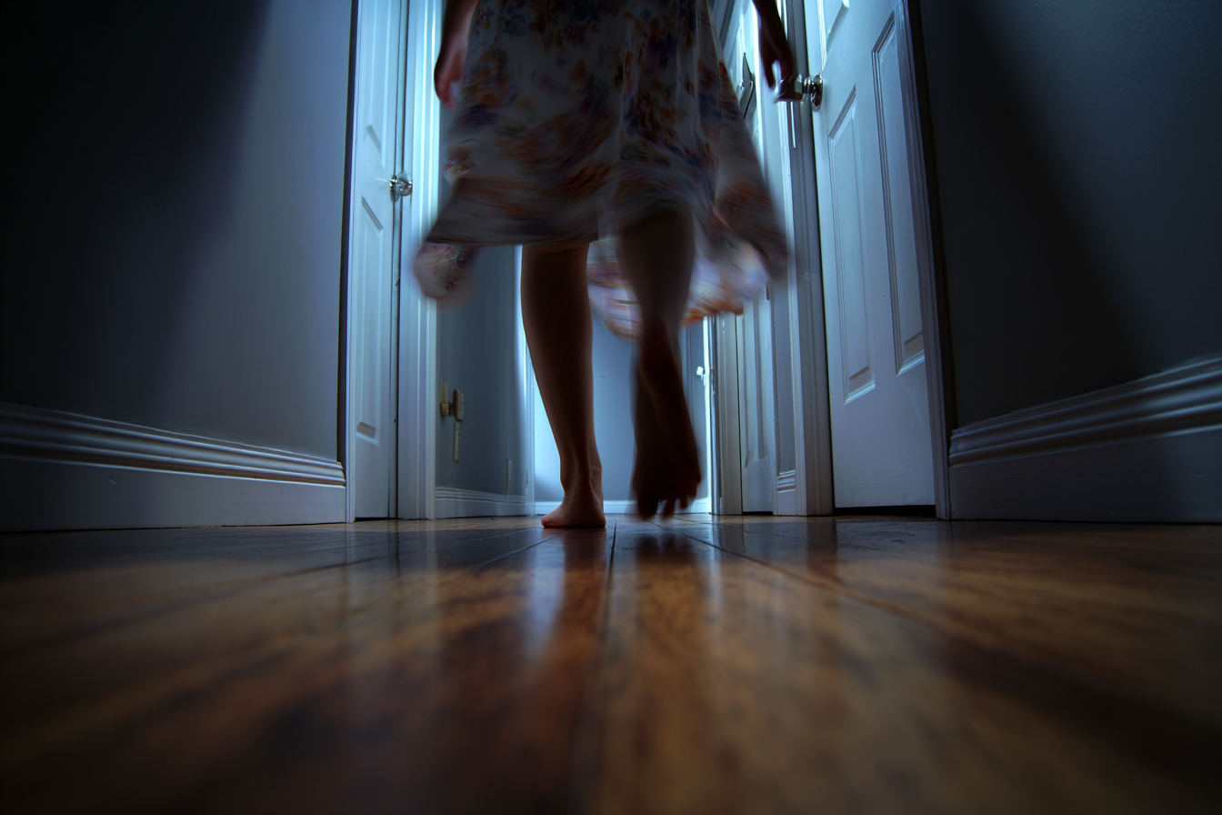 A woman racing down the hallway | Source: Midjourney
