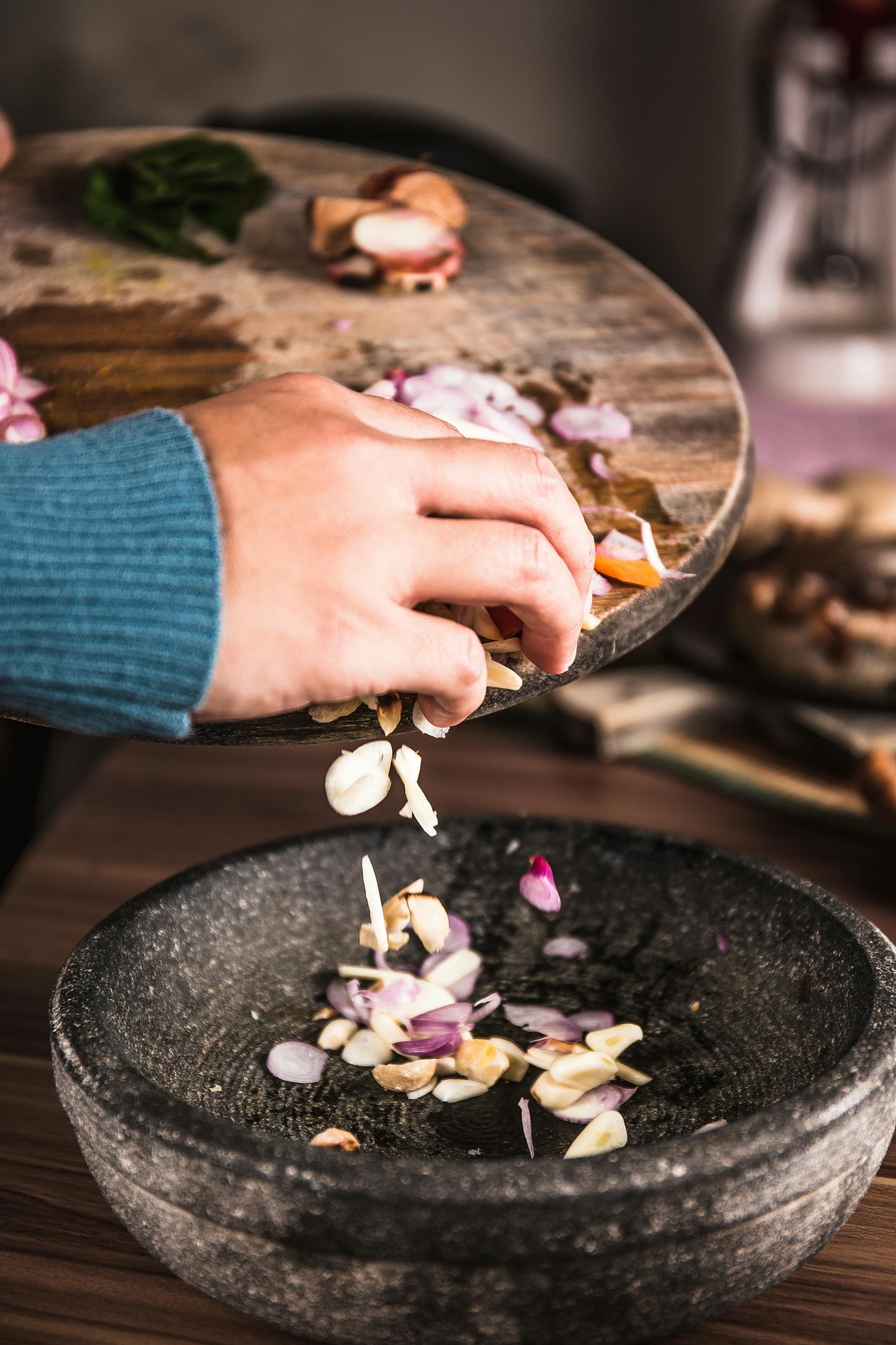 A person cooking | Source: Pexels