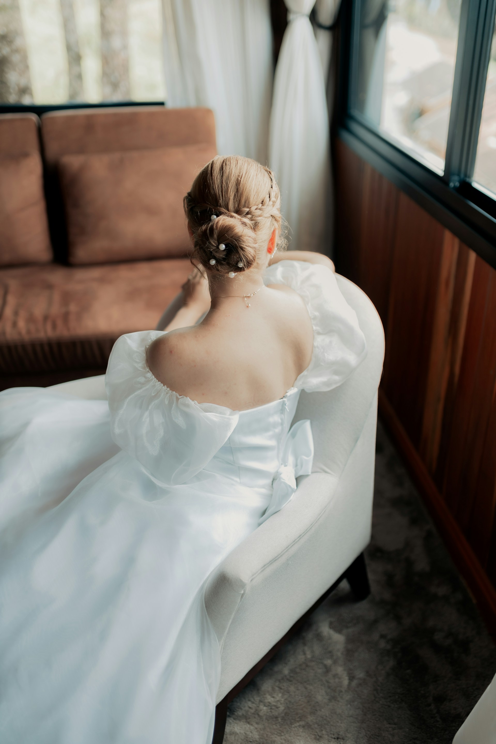 A bride sitting in a bridal suite | Source: Unsplash