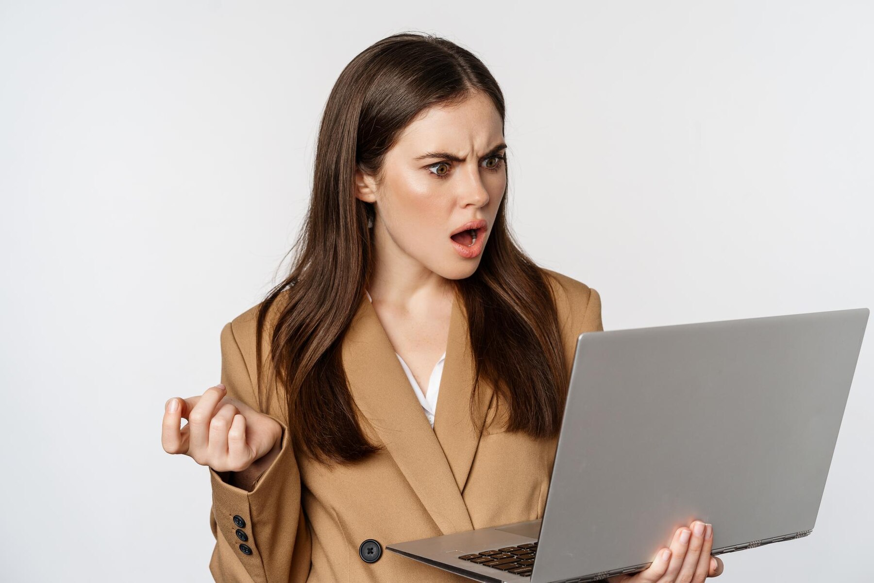 An angry woman with a laptop | Source: Freepik