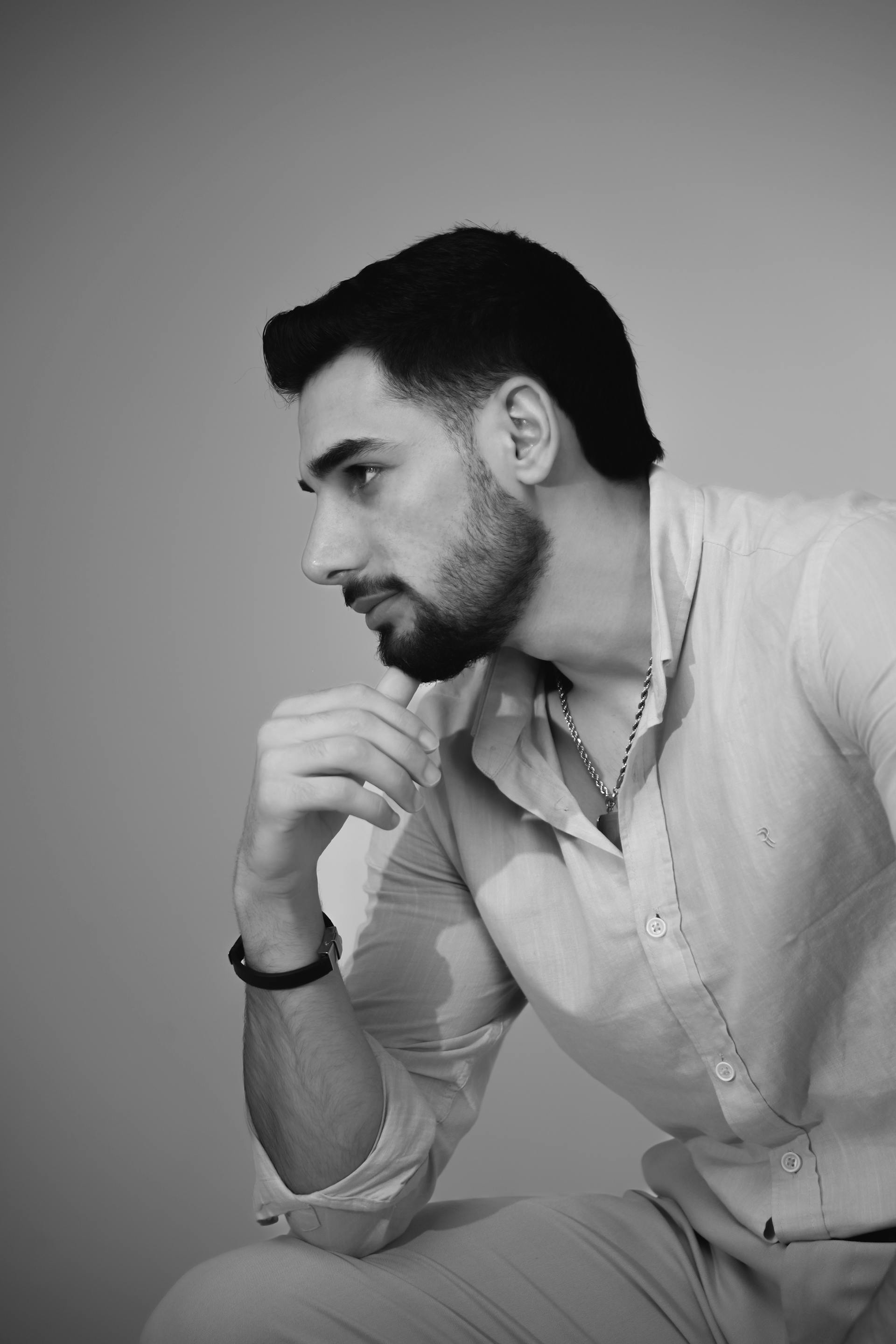A man looking at someone | Source: Pexels