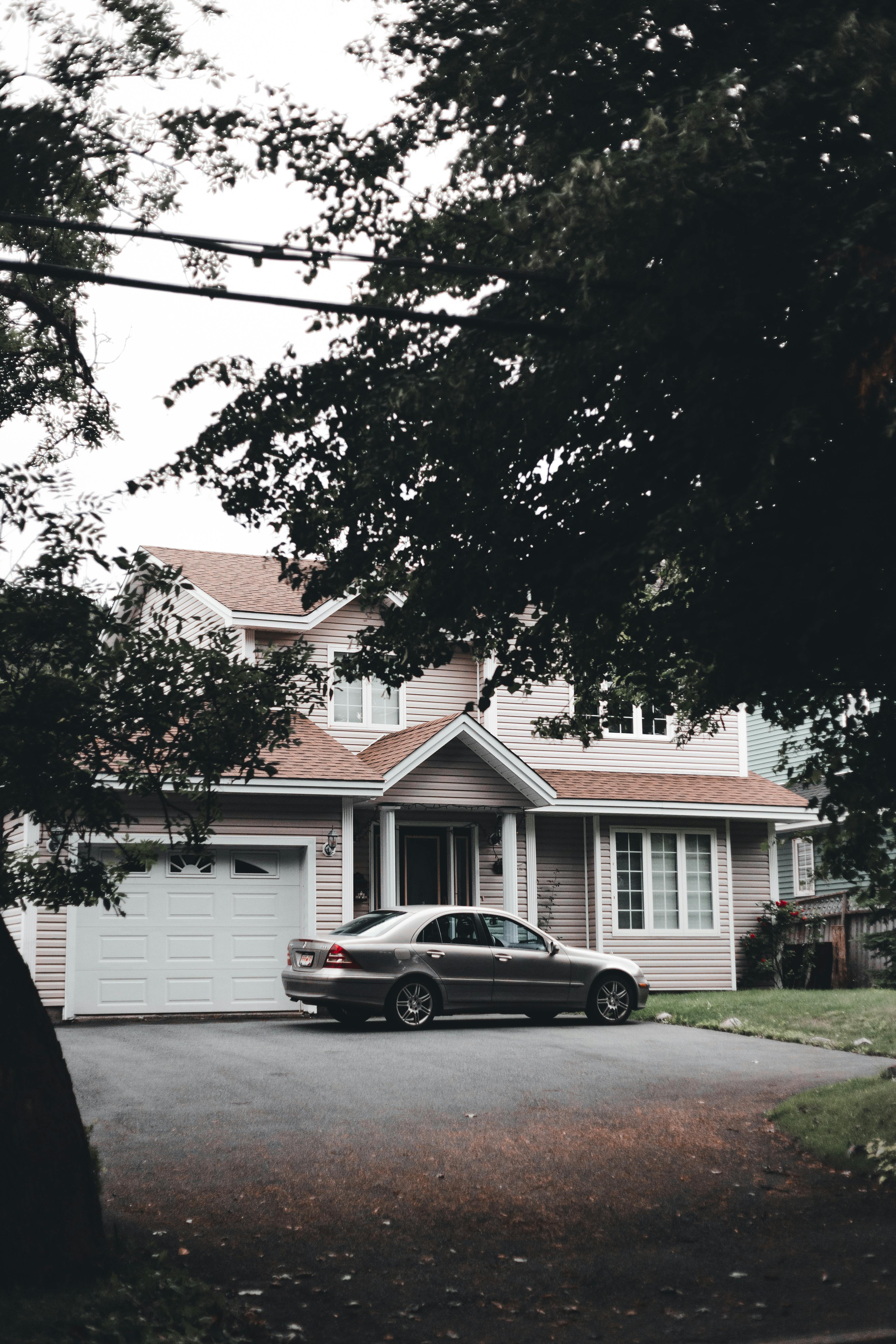 Um carro estacionado em frente a uma casa | Fonte: Pexels