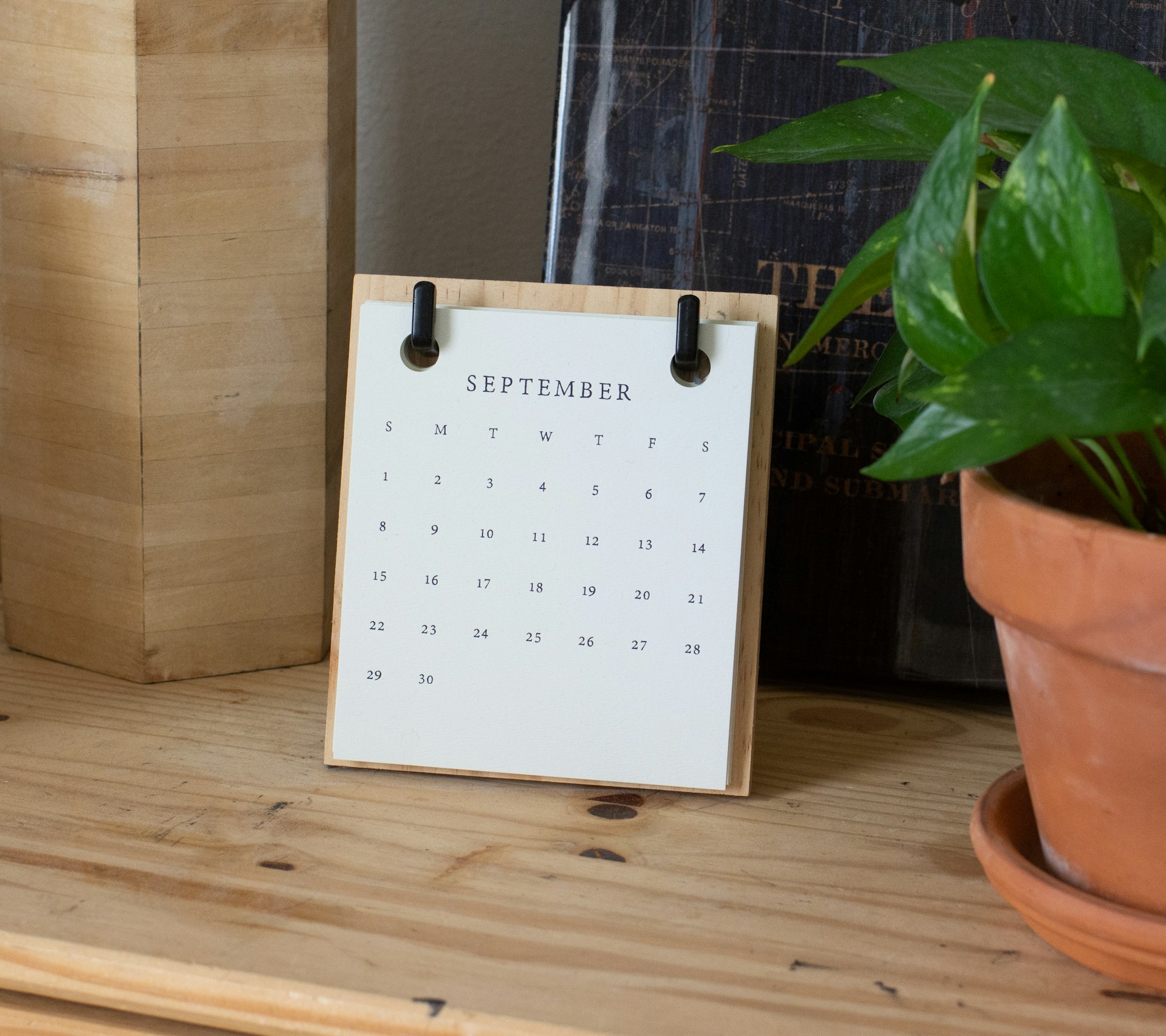 A plain calendar | Source: Unsplash