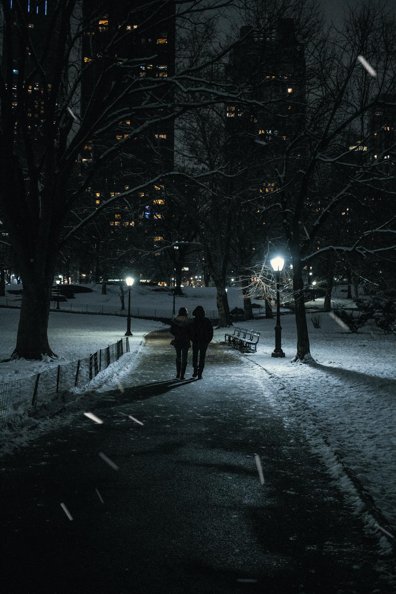 A couple walking at night | Source: Pexels