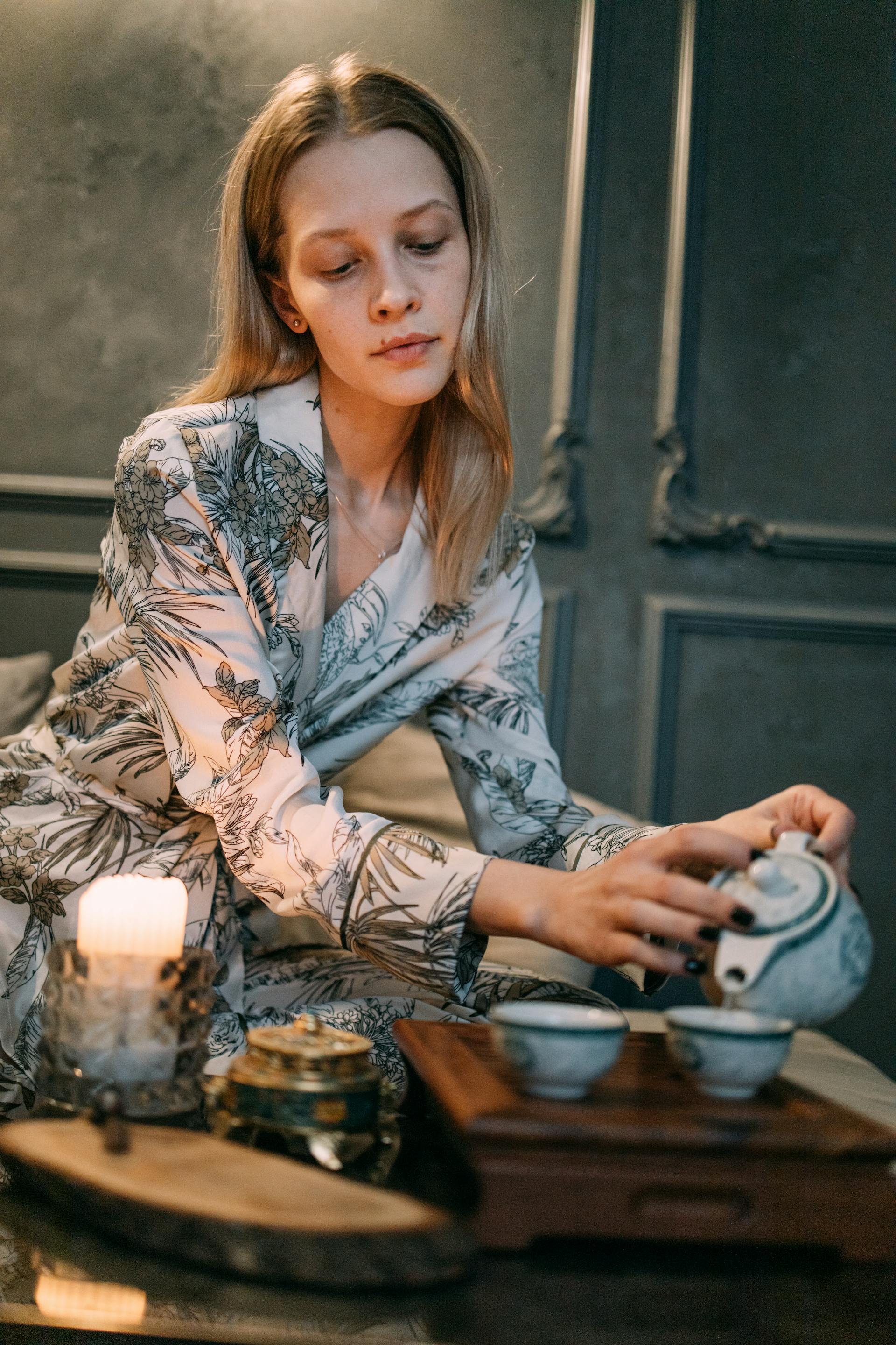 A serious woman pouring tea | Source: Pexels