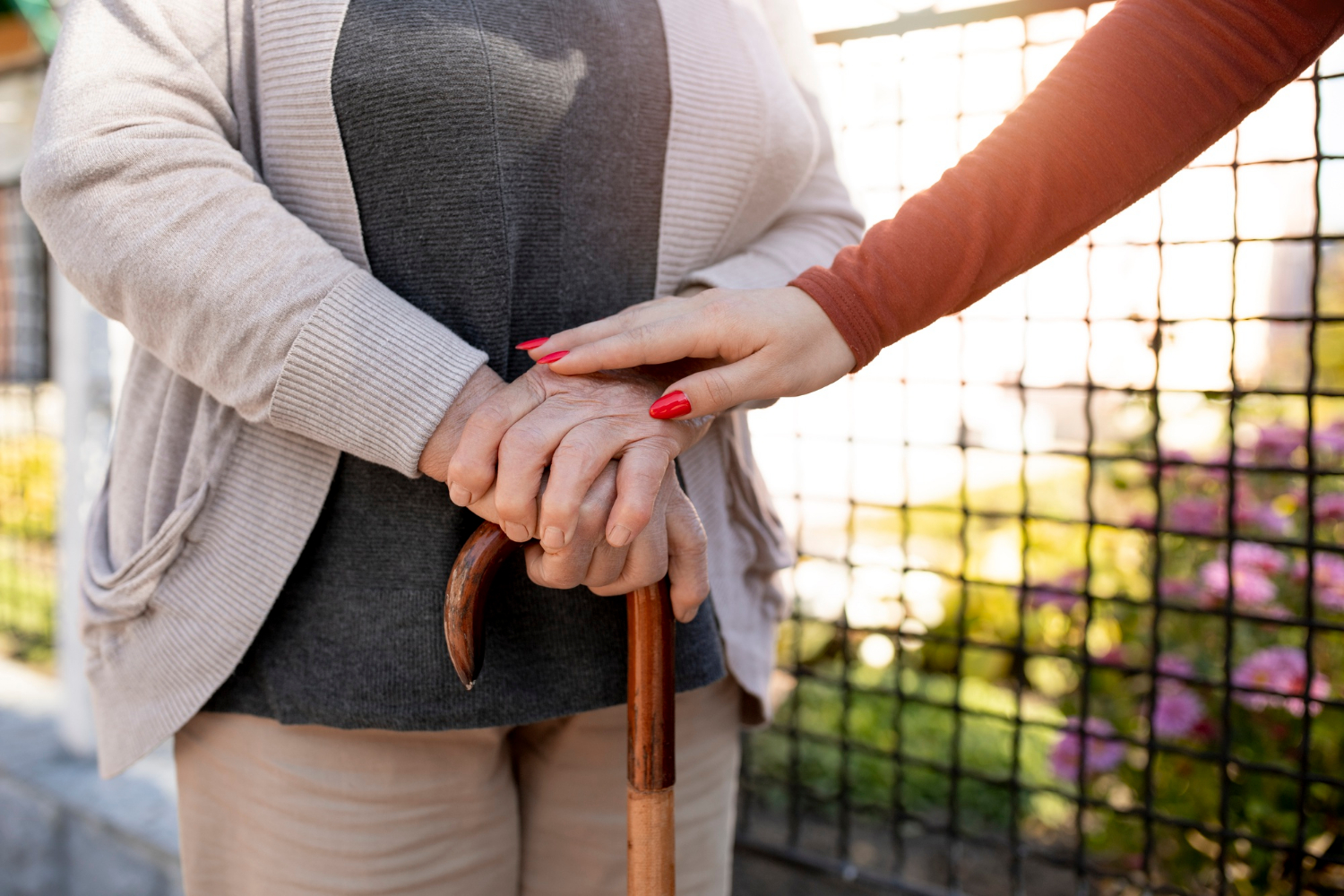 Gros plan d'une jeune femme avec sa grand-mère | Source : Freepik