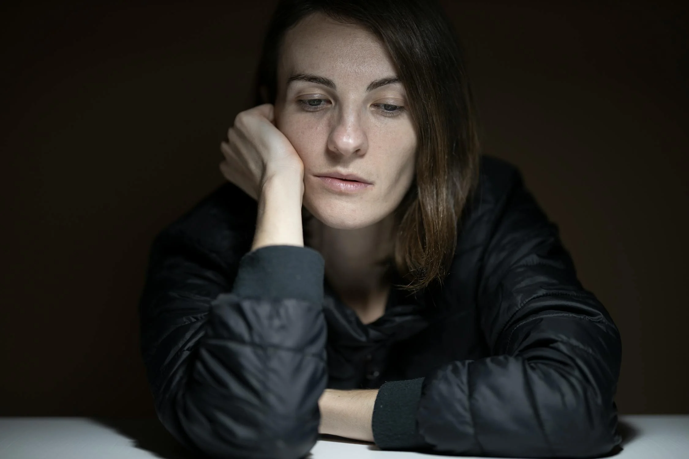 A thoughtful woman resting her head on her hand ⏐ Source: Pexels