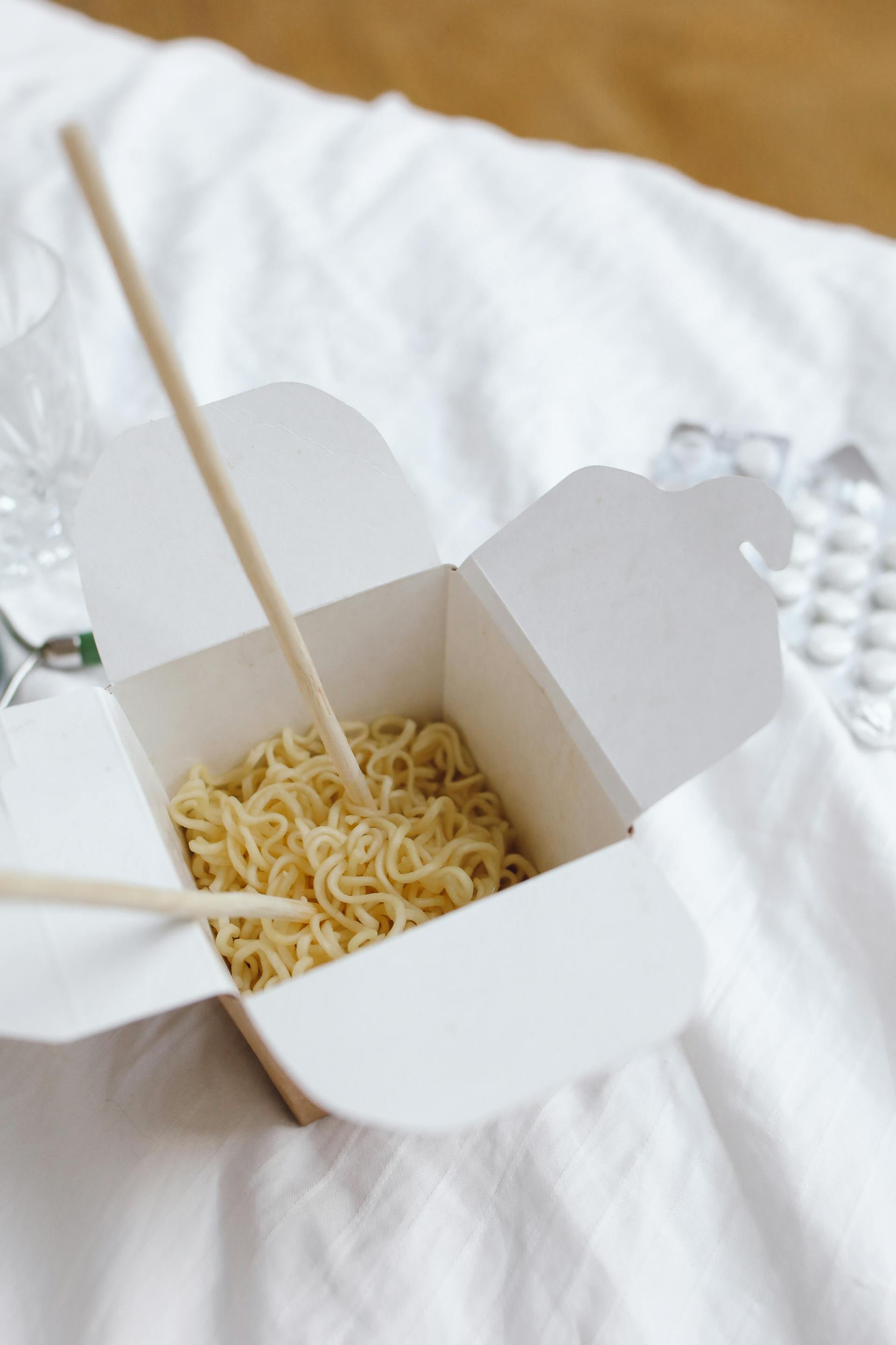 A takeout container on a table | Source: Midjourney