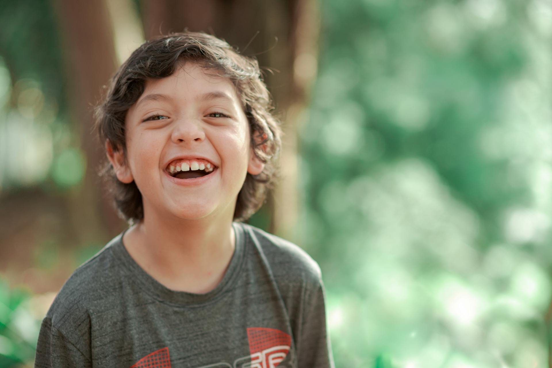 A boy smiling | Source: Pexels