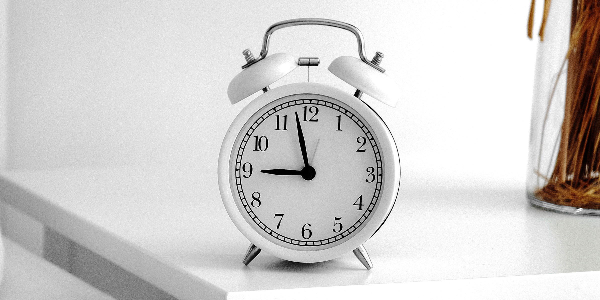 An alarm clock on the table | Source: Freepik
