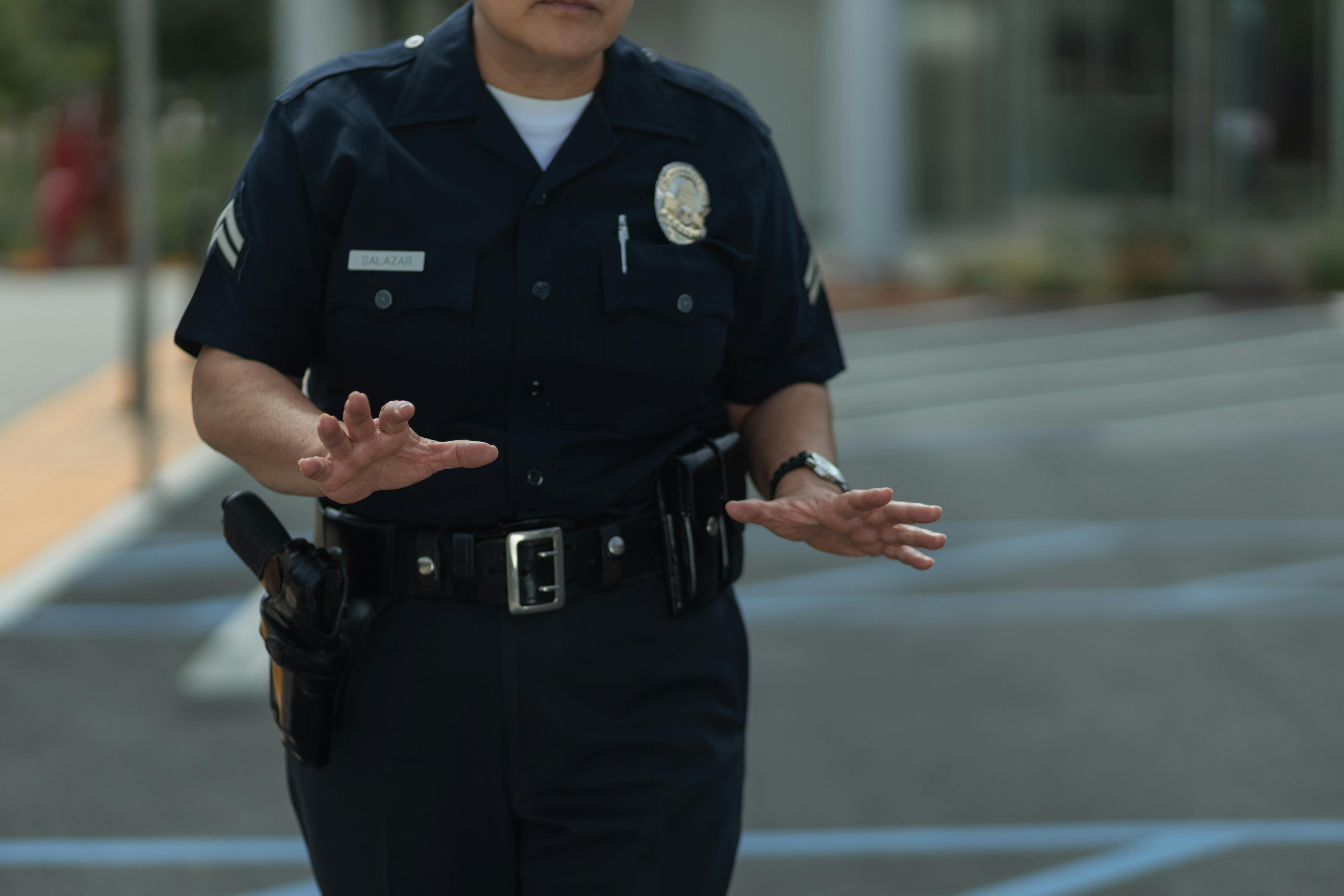 A police officer standing outside | Source: Pexels