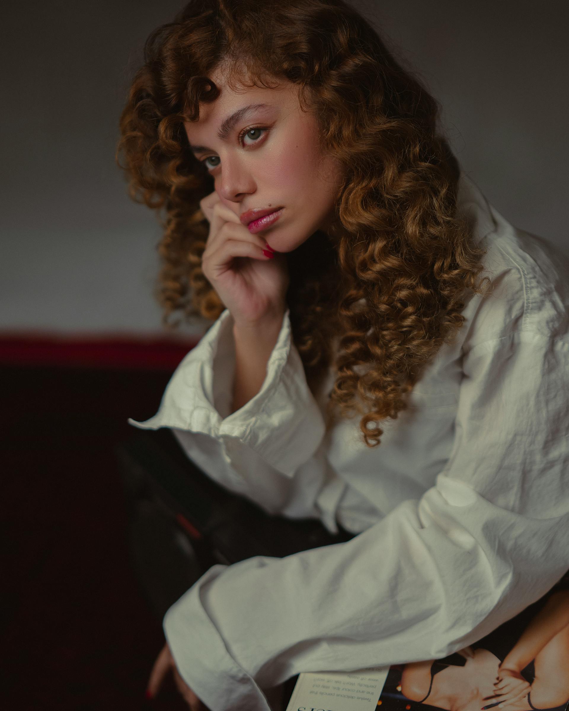 A woman staring at someone | Source: Pexels