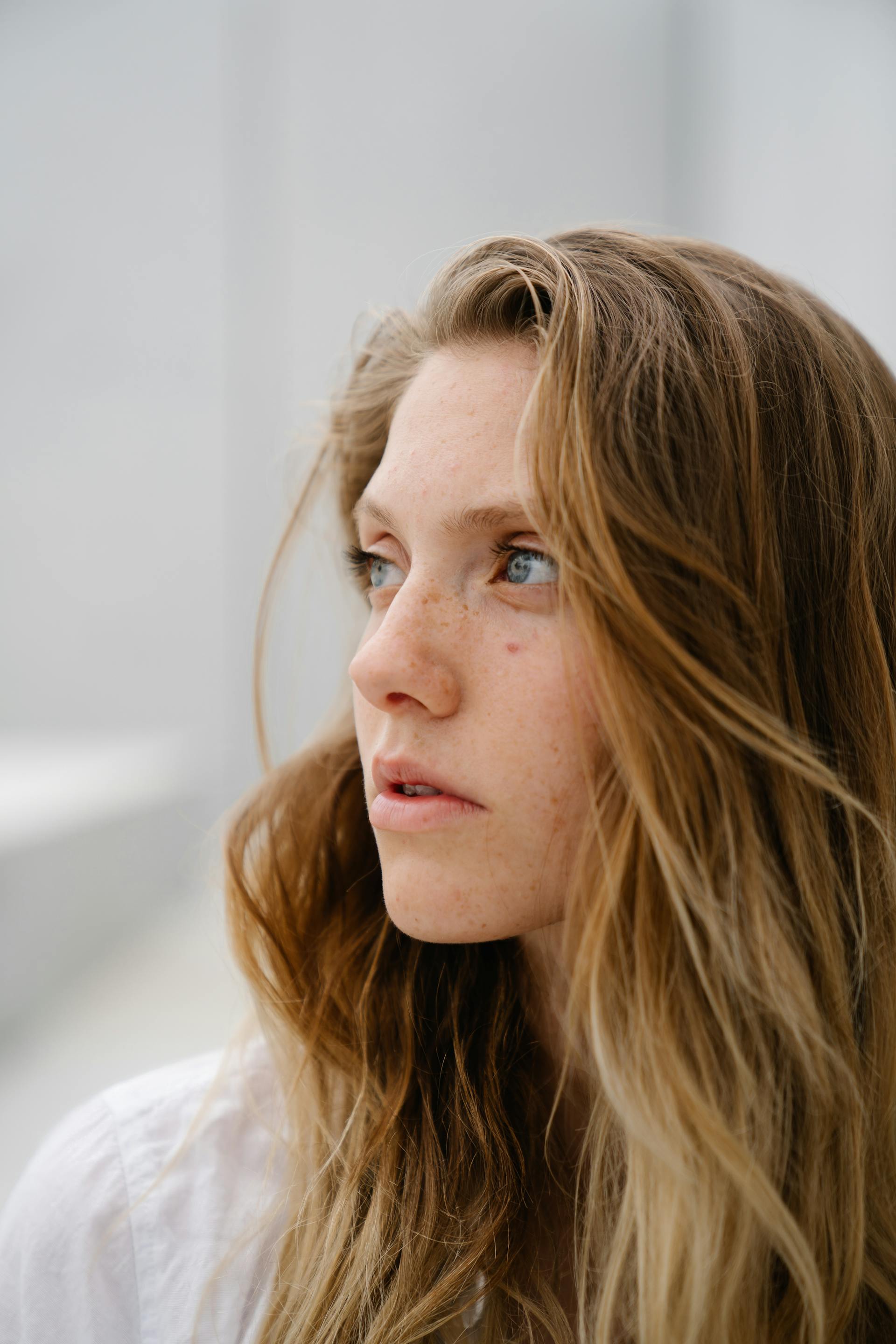 Uma mulher olhando para alguém | Fonte: Pexels