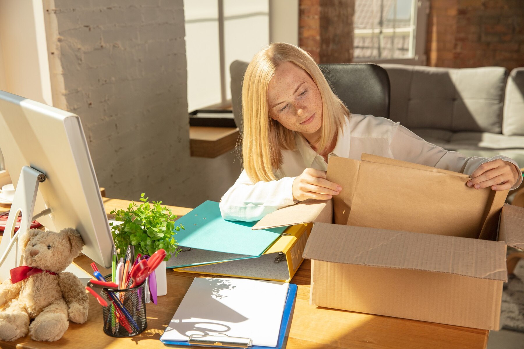 A woman packing her stuff | Source: Freepik