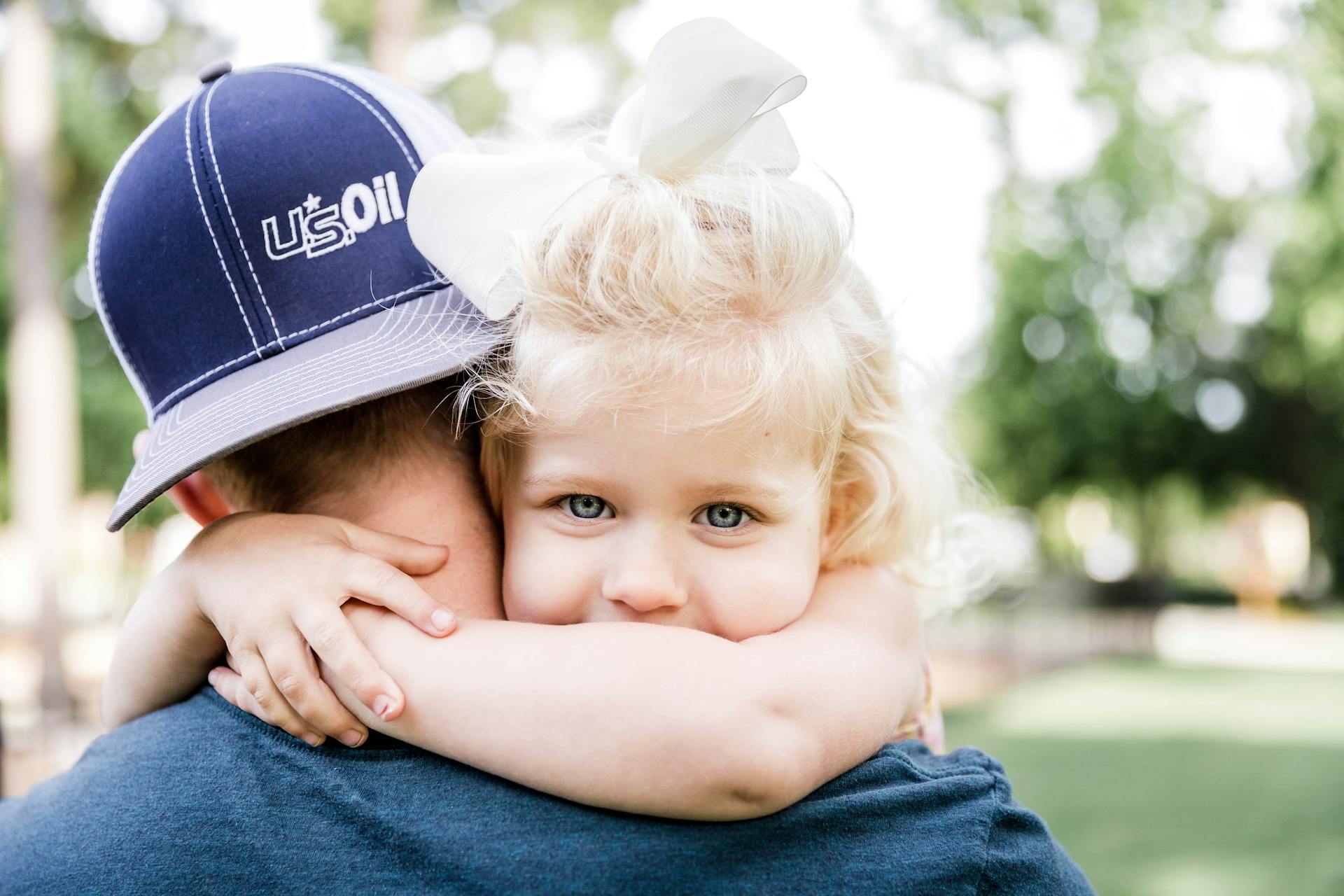 A little girl hugging her father | Source: Pexels
