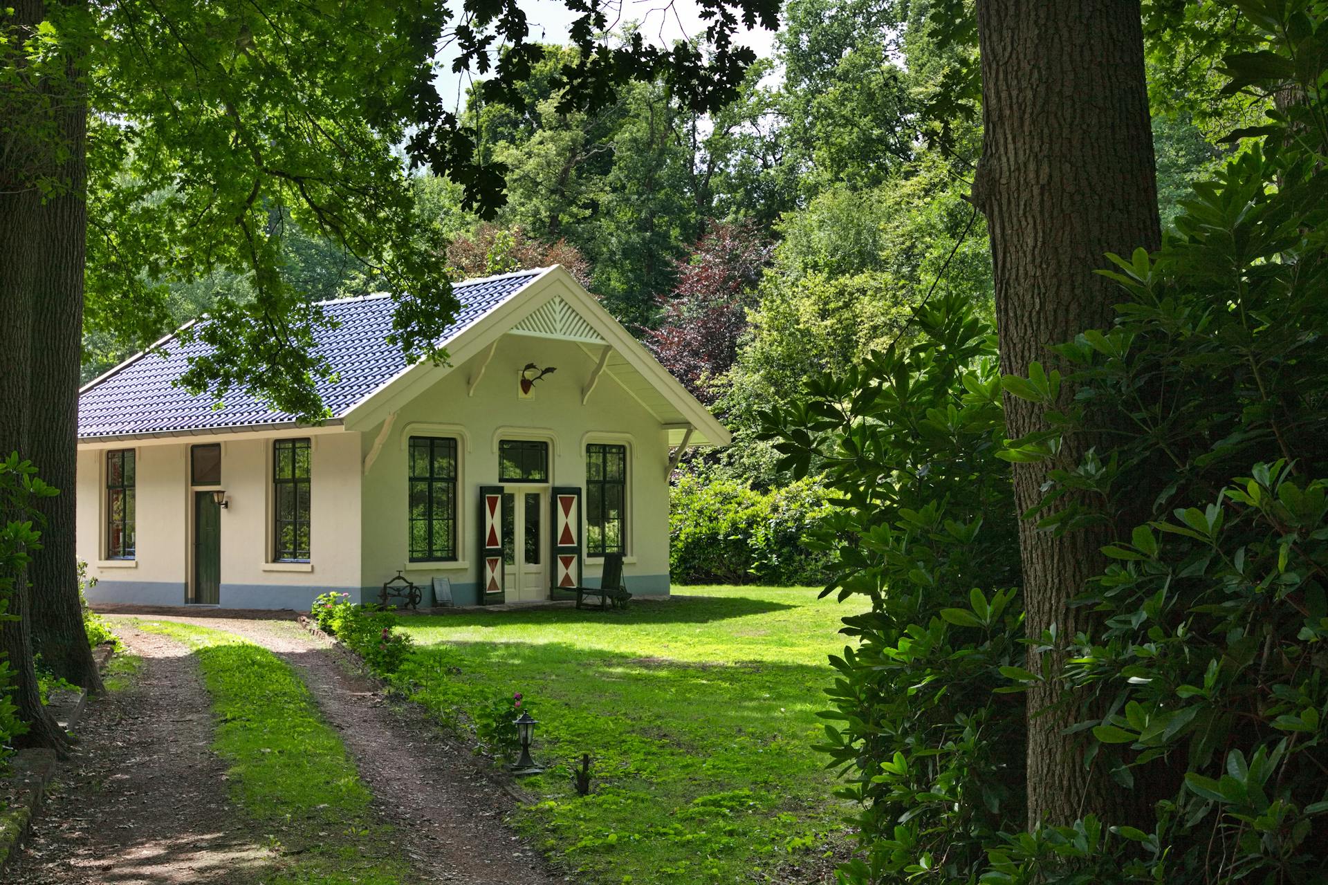 A cottage at the end of a track | Source: Pexels