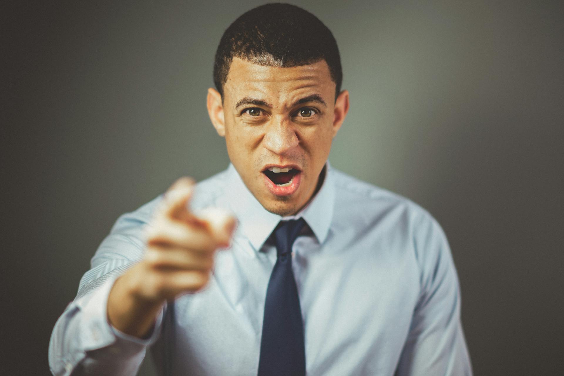 An angry man looking straight ahead | Source: Pexels