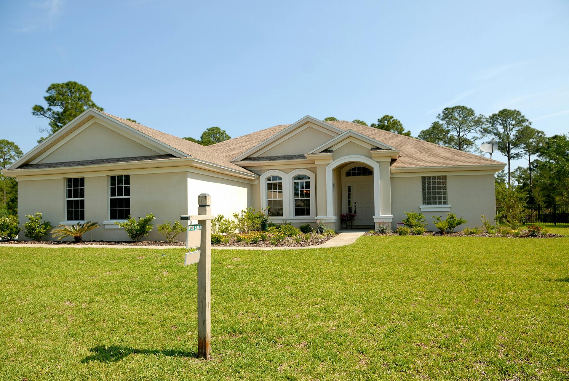 A house in the suburbs | Source: Pexels