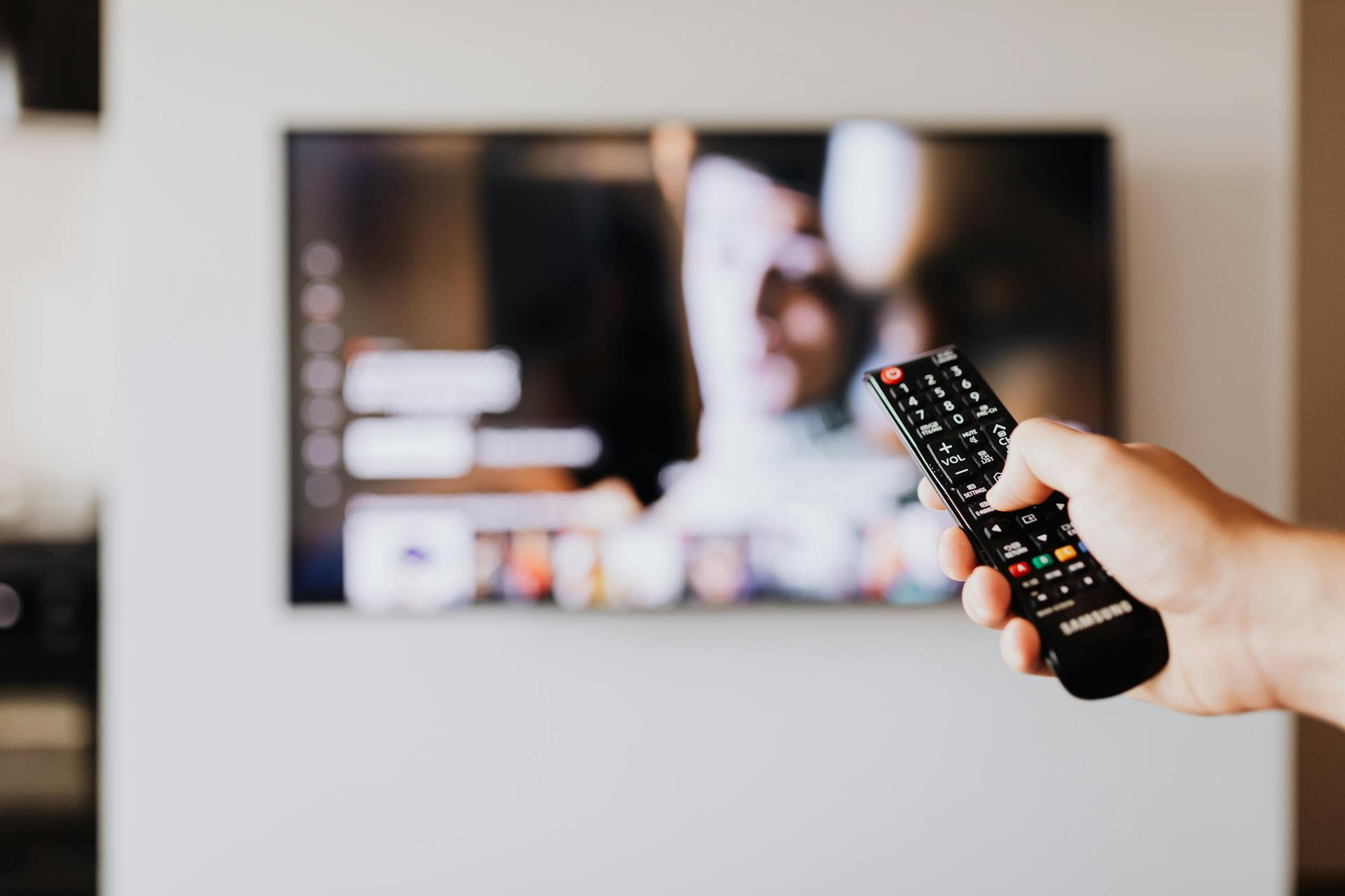 A man holding a TV remote | Source: Pexels