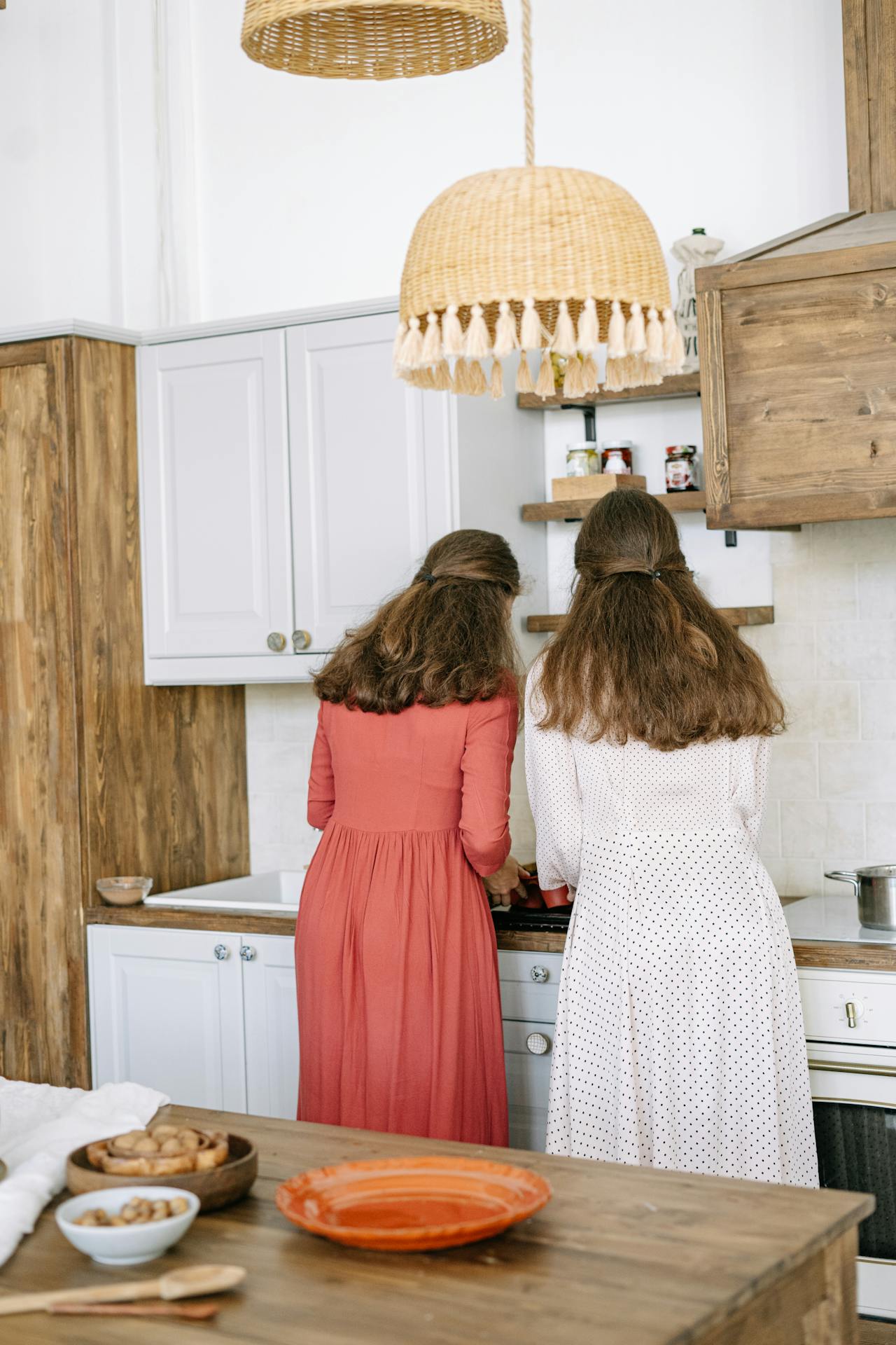Two young women in the kitchen | Source: Pexels