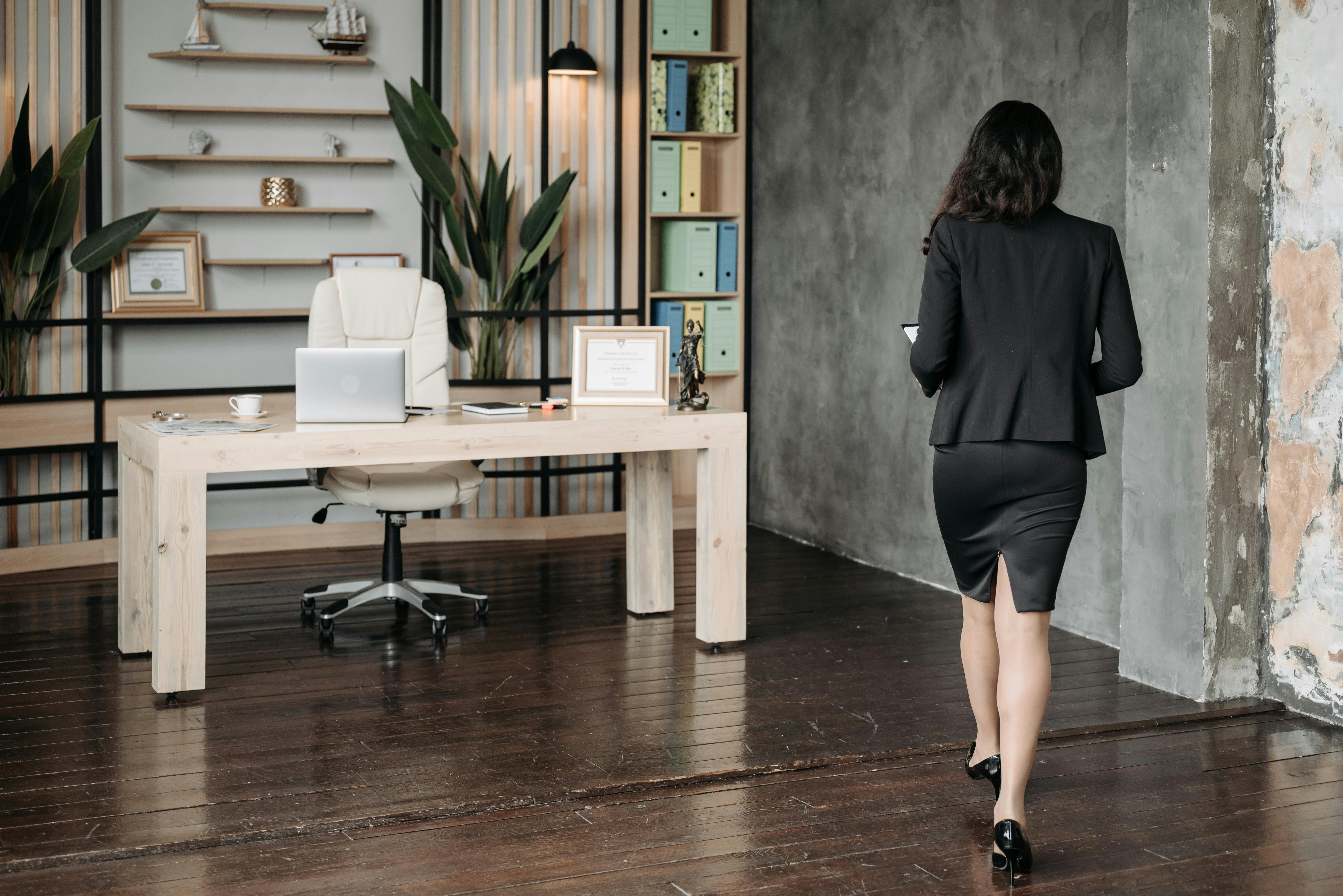 Woman walking into an office | Source: Pexels