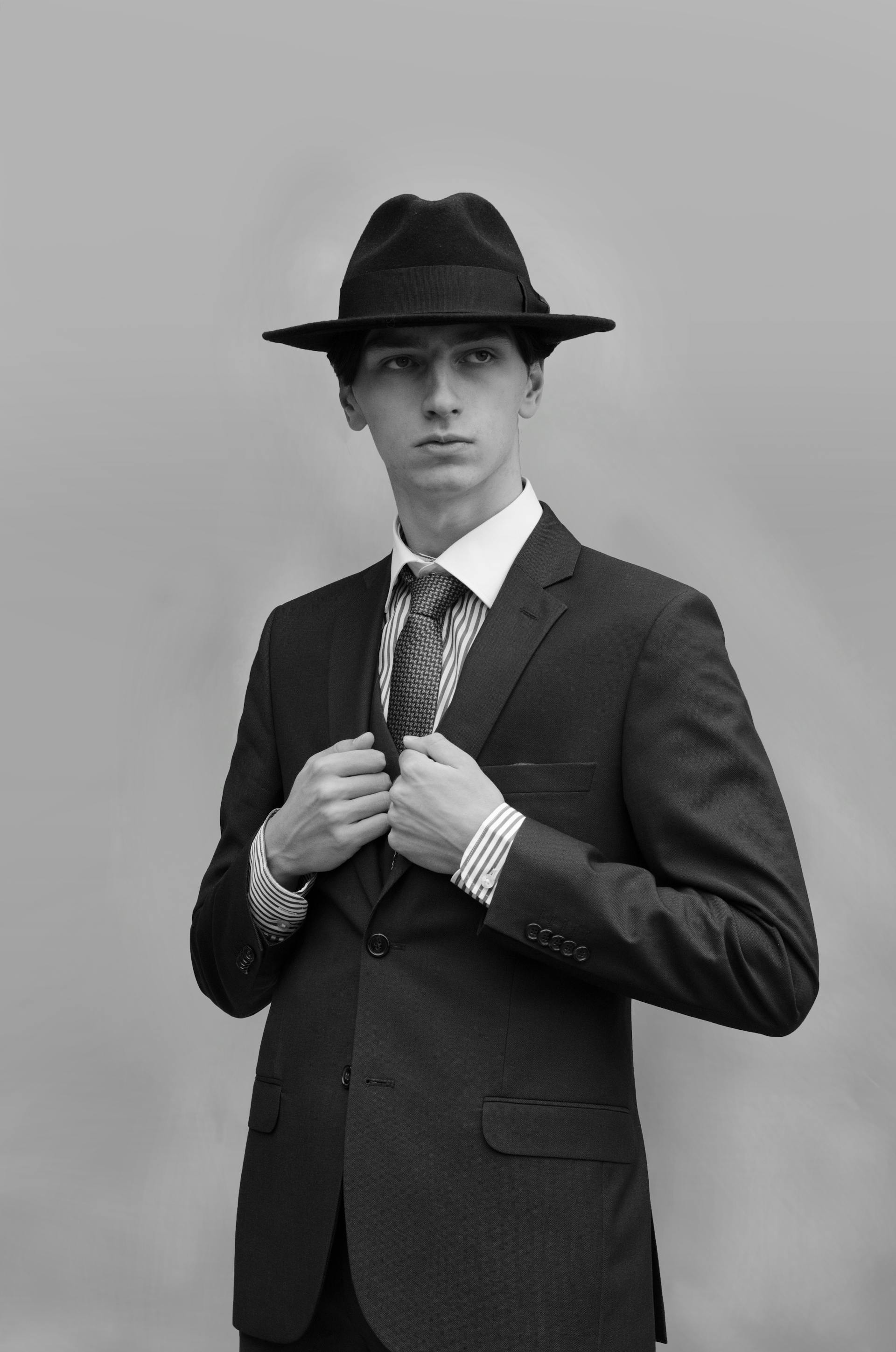 Un jeune homme en costume impeccable | Source : Pexels