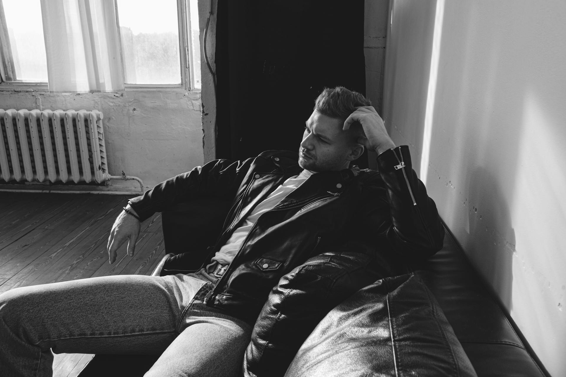 A man sitting on a couch | Source: Pexels