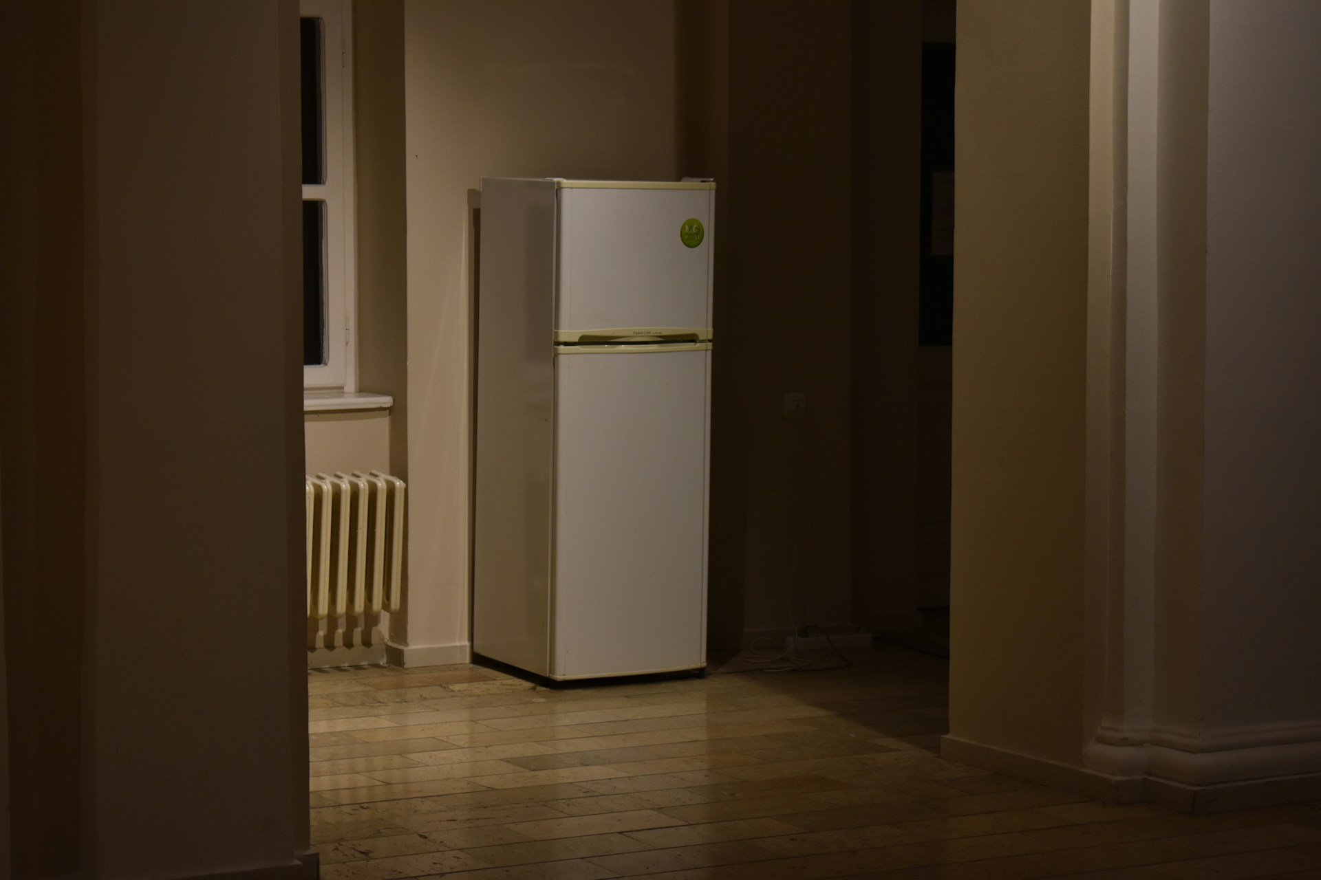 A refrigerator in a room | Source: Unsplash
