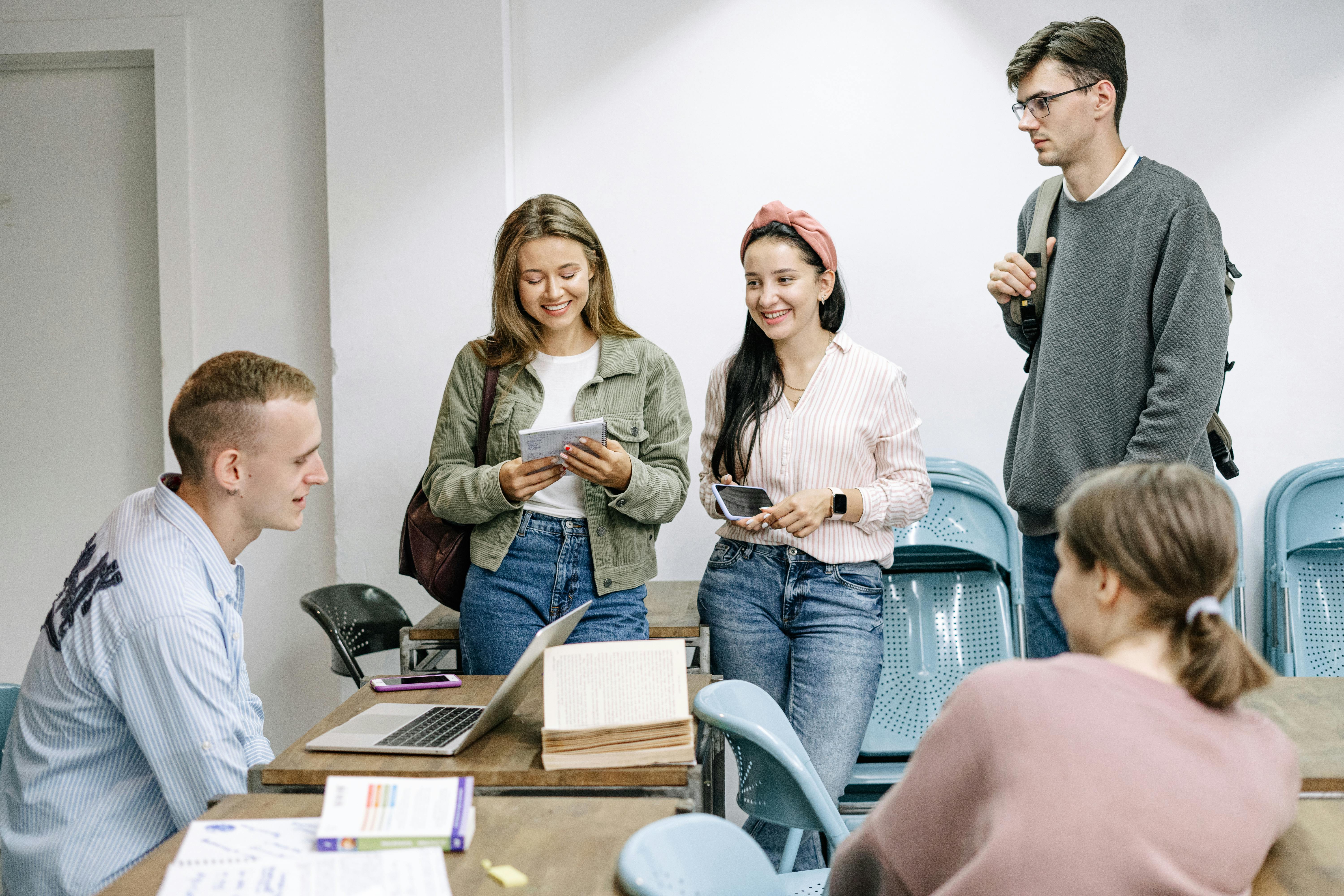 A group of high school friends | Source: Pexels