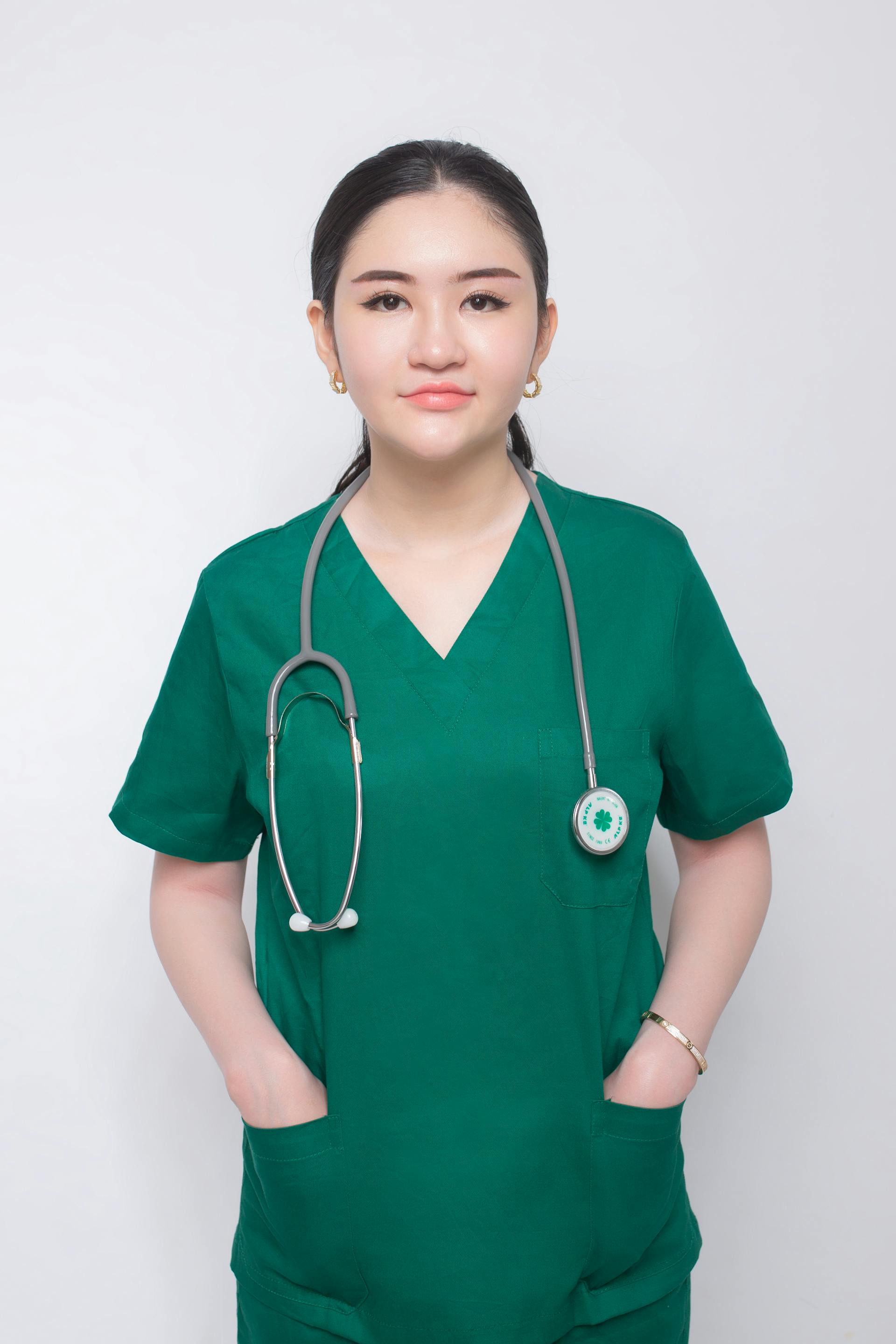 Uma enfermeira vestindo uniforme cirúrgico | Fonte: Pexels