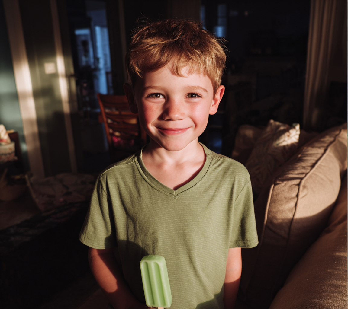 A little boy holding a popsicle | Source: Midjourney