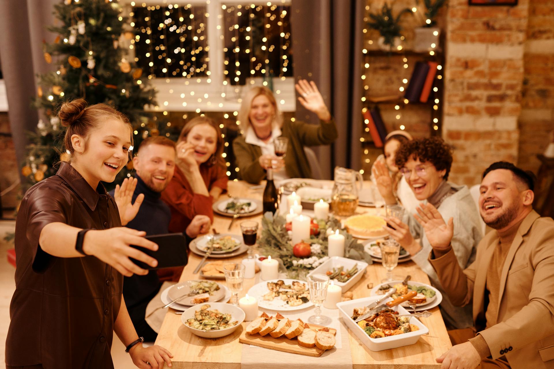 Uma família alegre em um jantar festivo | Fonte: Pexels