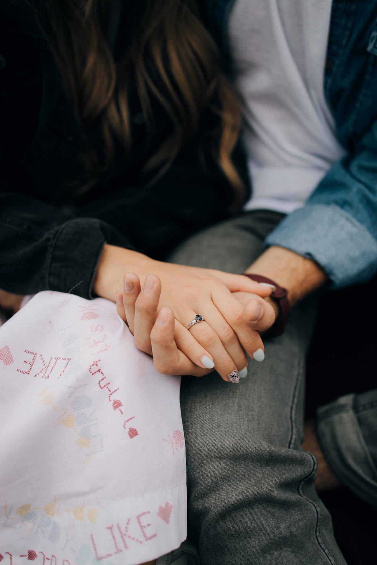 A couple holding hands | Source: Pexels