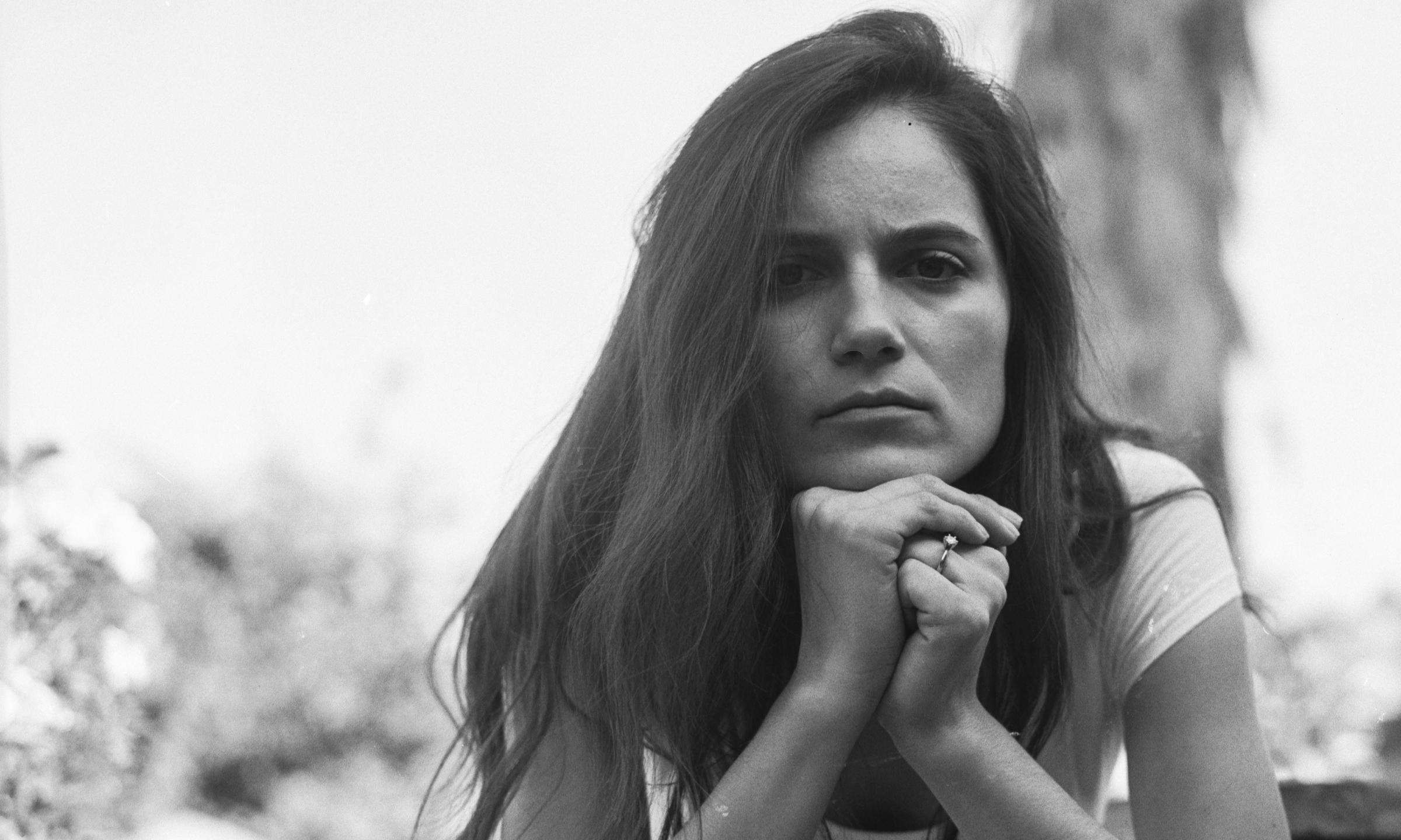 A woman on a bench with a concerned expression | Source: Pexels