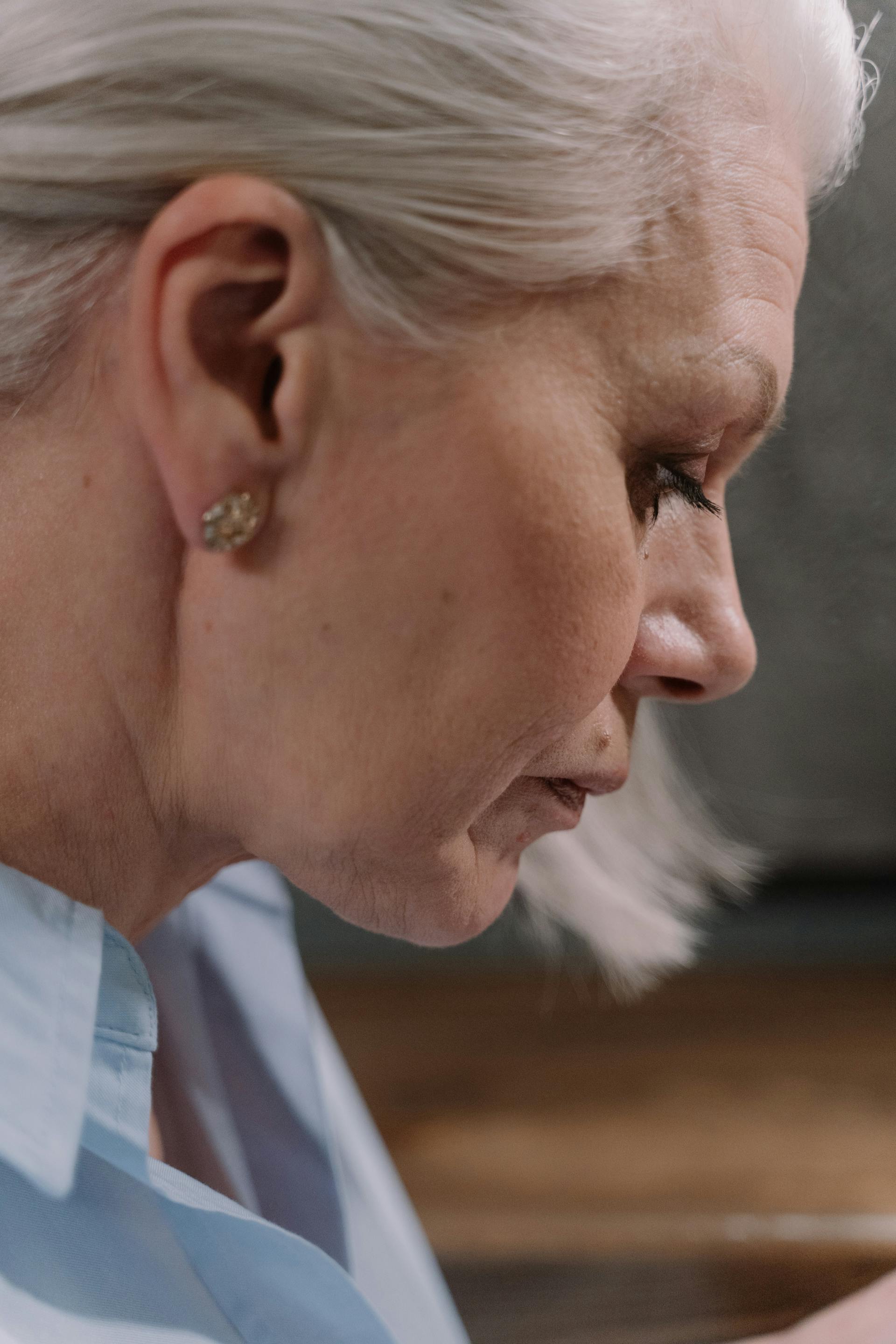 A woman avoiding eye contact | Source: Pexels