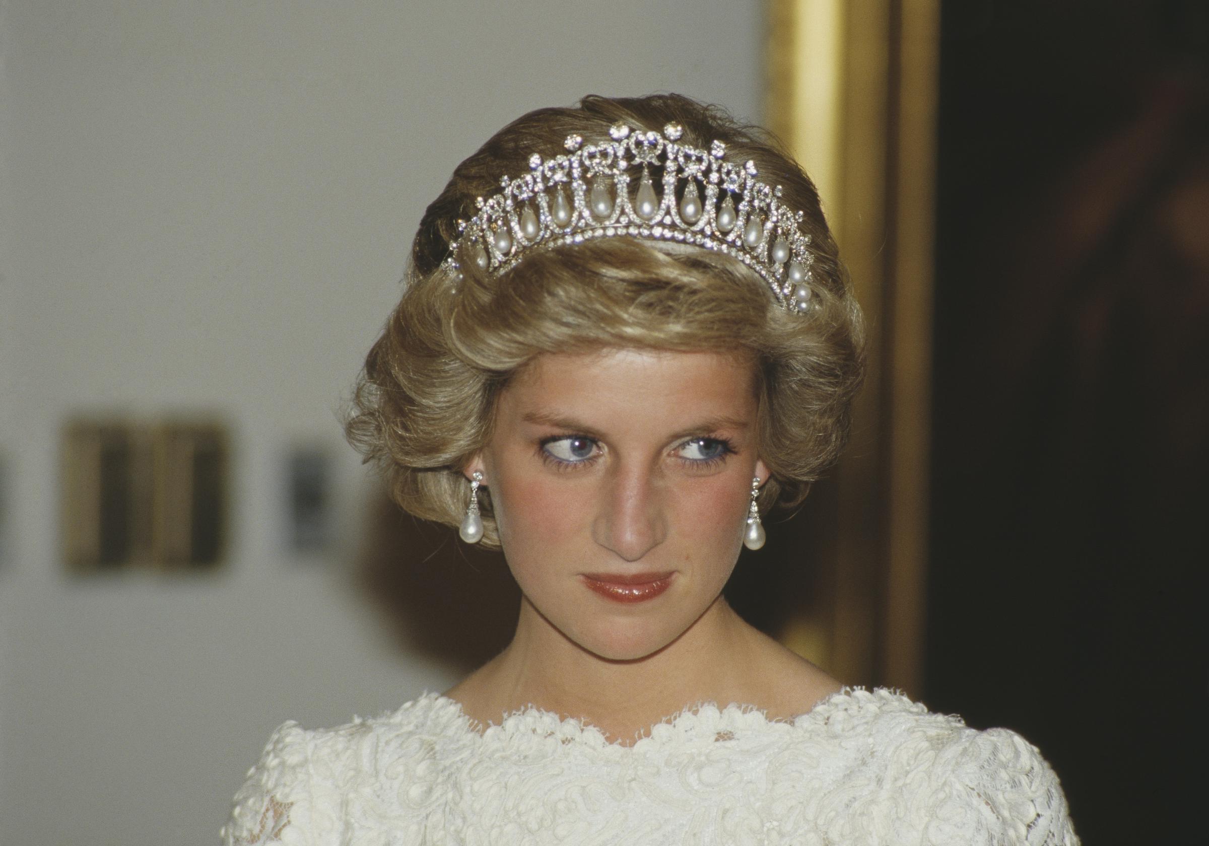 Diana, Princess of Wales has dinner at the British Embassy in Washington, DC, on November 1, 1985. | Source: Getty Images