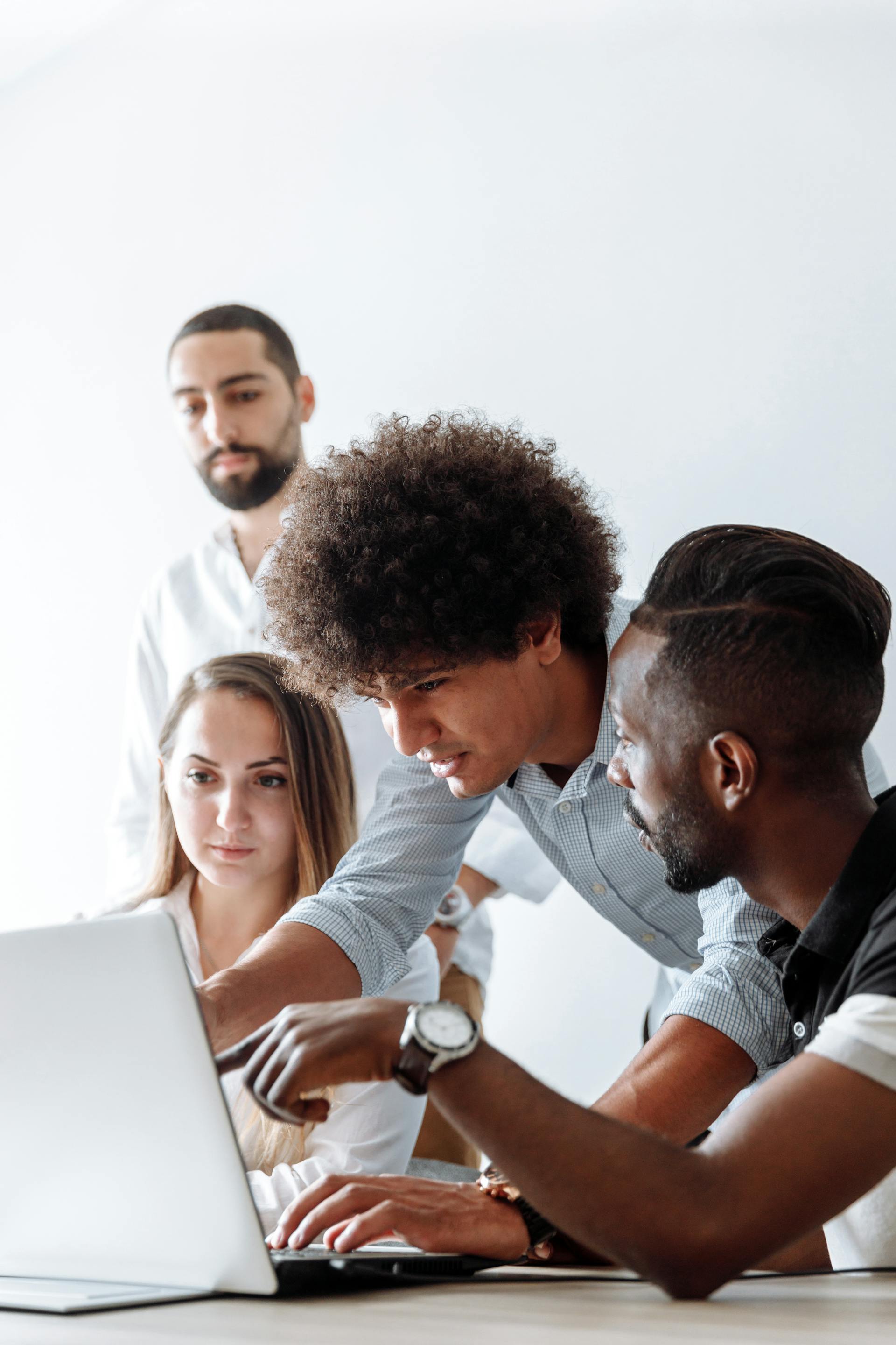People discussing something on a laptop | Source: Pexels