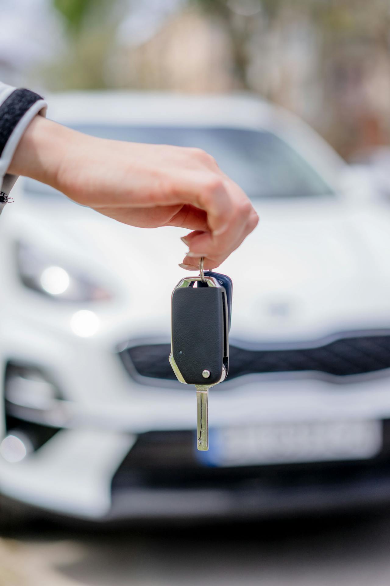 A woman holding her car keys | Source: Pexels