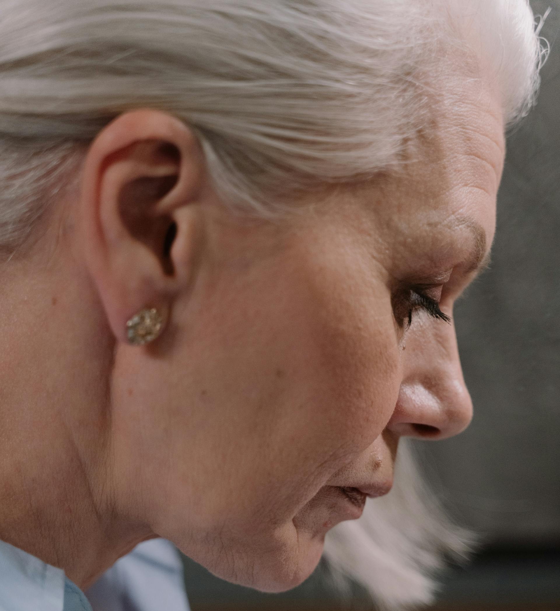 A woman looking down at something | Source: Pexels