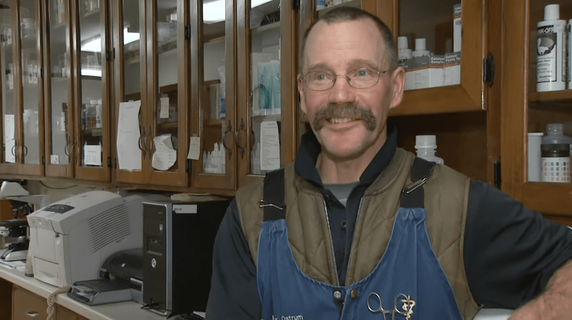 Dr. Peter Ostrum is seen during his 2011 appearance on the "Veterinarians on Call" series.┃Source: YouTube/VeterinariansonCall