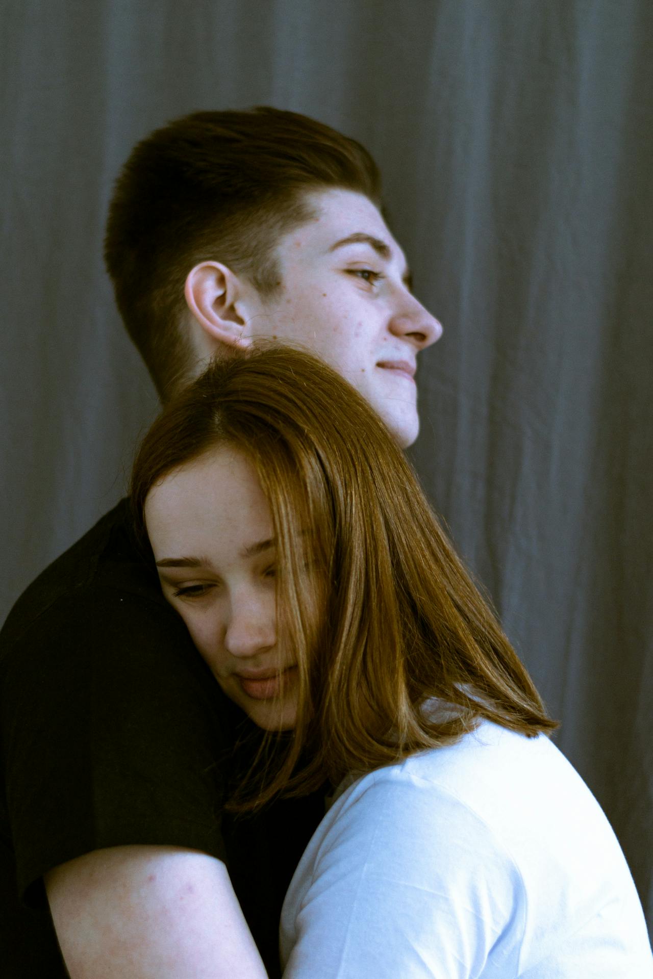 A young man and woman embracing each other | Source: Pexels