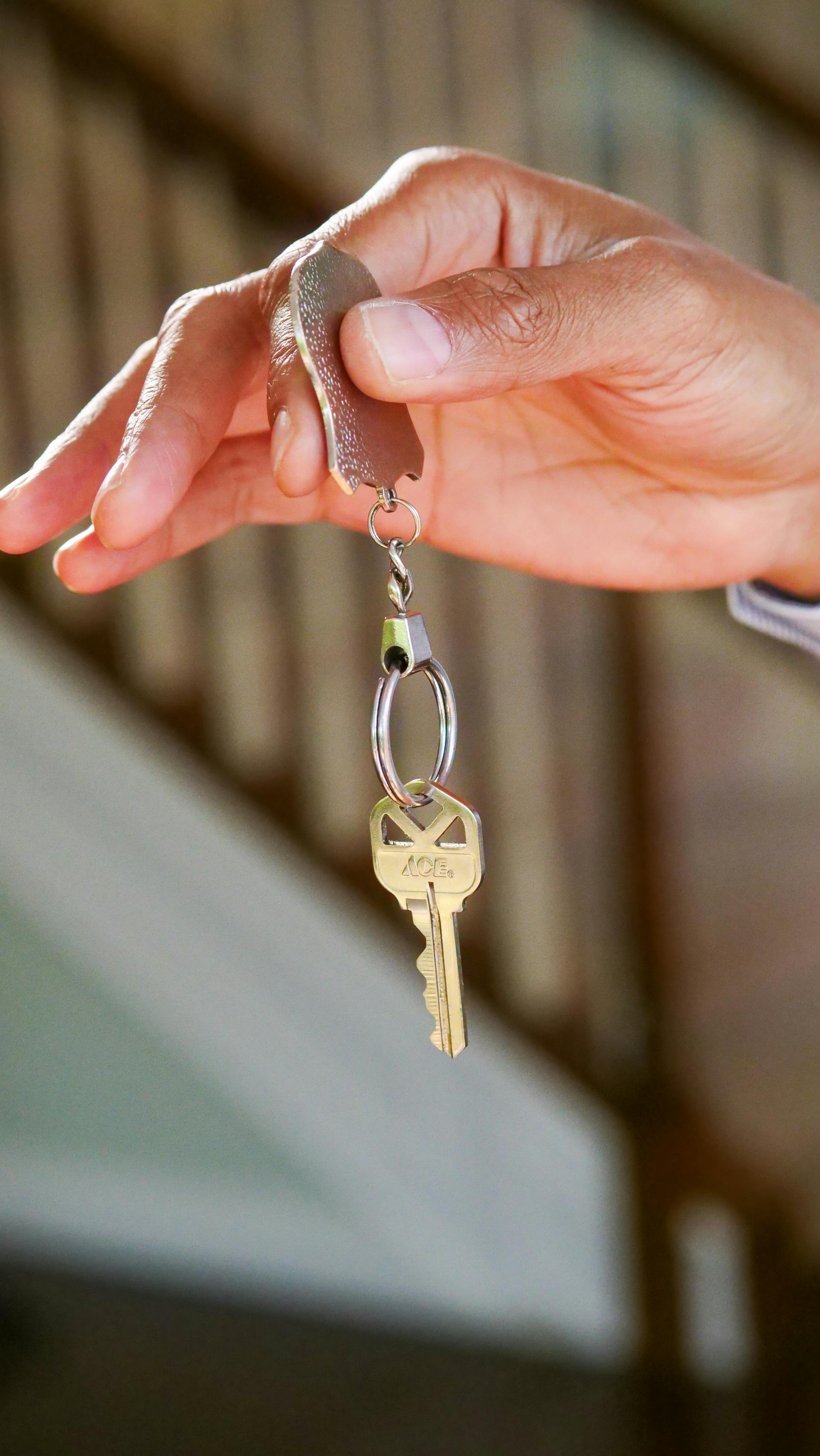 A man holding a key | Source: Pexels
